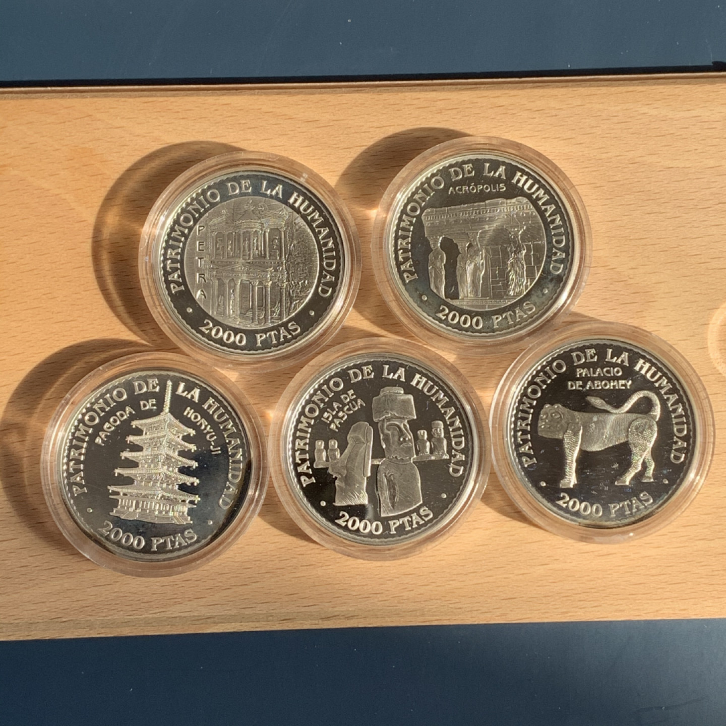 《竞宝斋》钱币微拍-第17场-本周日，周一2场连拍（全场顺丰包邮） 西班牙 1997年 世界遗产系列 2000比塞塔 五枚套 银币重量 135克 精制银币 原盒证书 非常完美