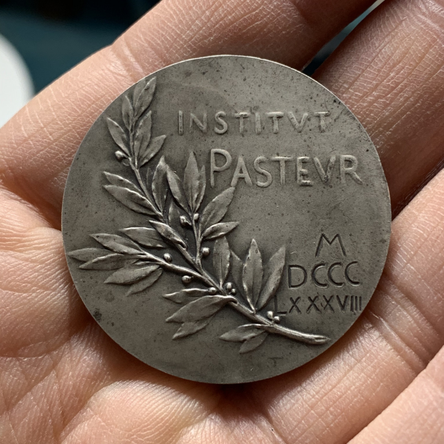 《竞宝斋》钱币微拍-第17场-本周日，周一2场连拍（全场顺丰包邮） 罗蒂设计 法国1888年路易斯·巴斯德纪念银章  直径37mm，重量21.72g。丰饶角+2等银边铭。