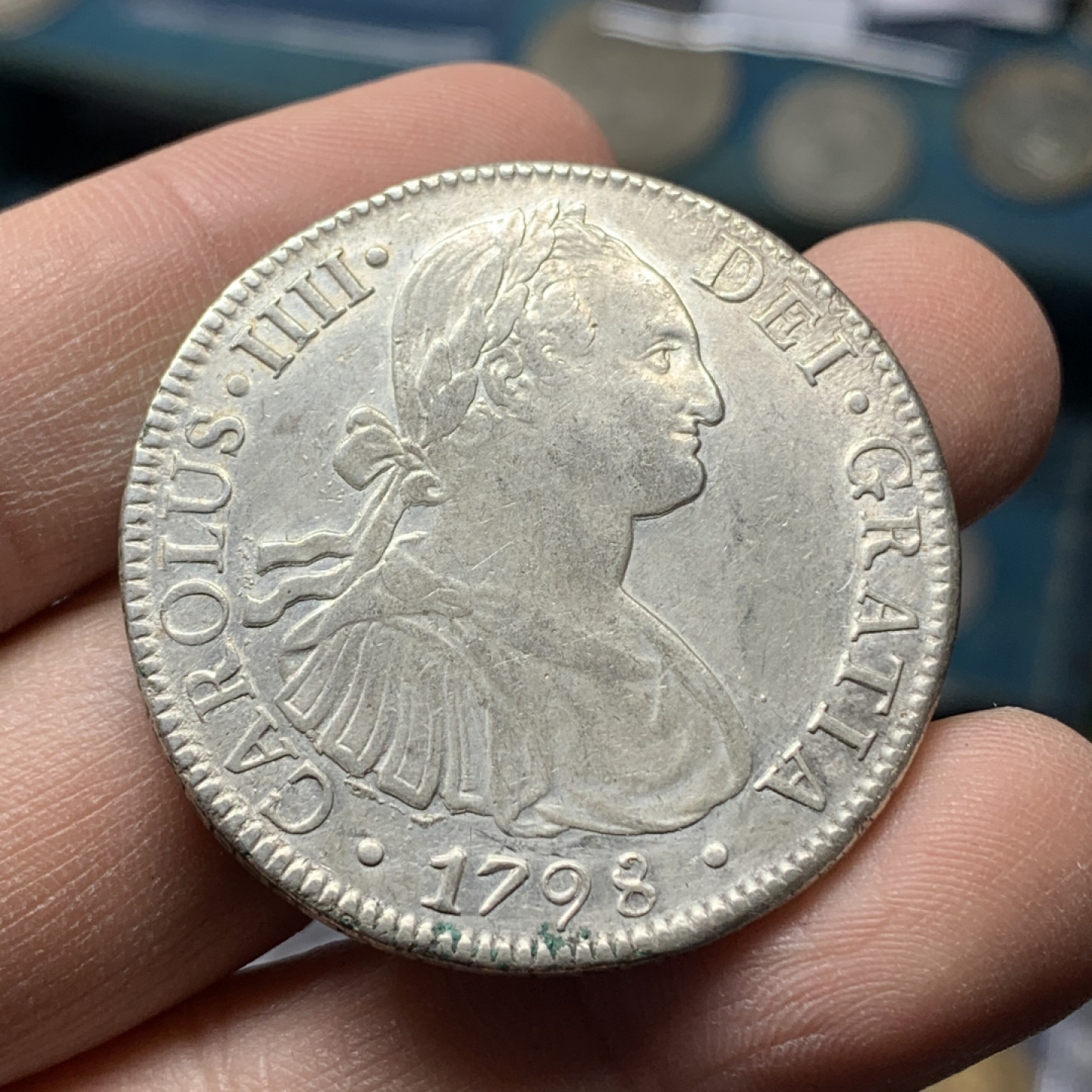 《竞宝斋》钱币微拍-第17场-本周日，周一2场连拍（全场顺丰包邮） 墨西哥 1798年 卡洛斯四世 8R 老双柱 带光无戳好品 这品相带盒子都过千了