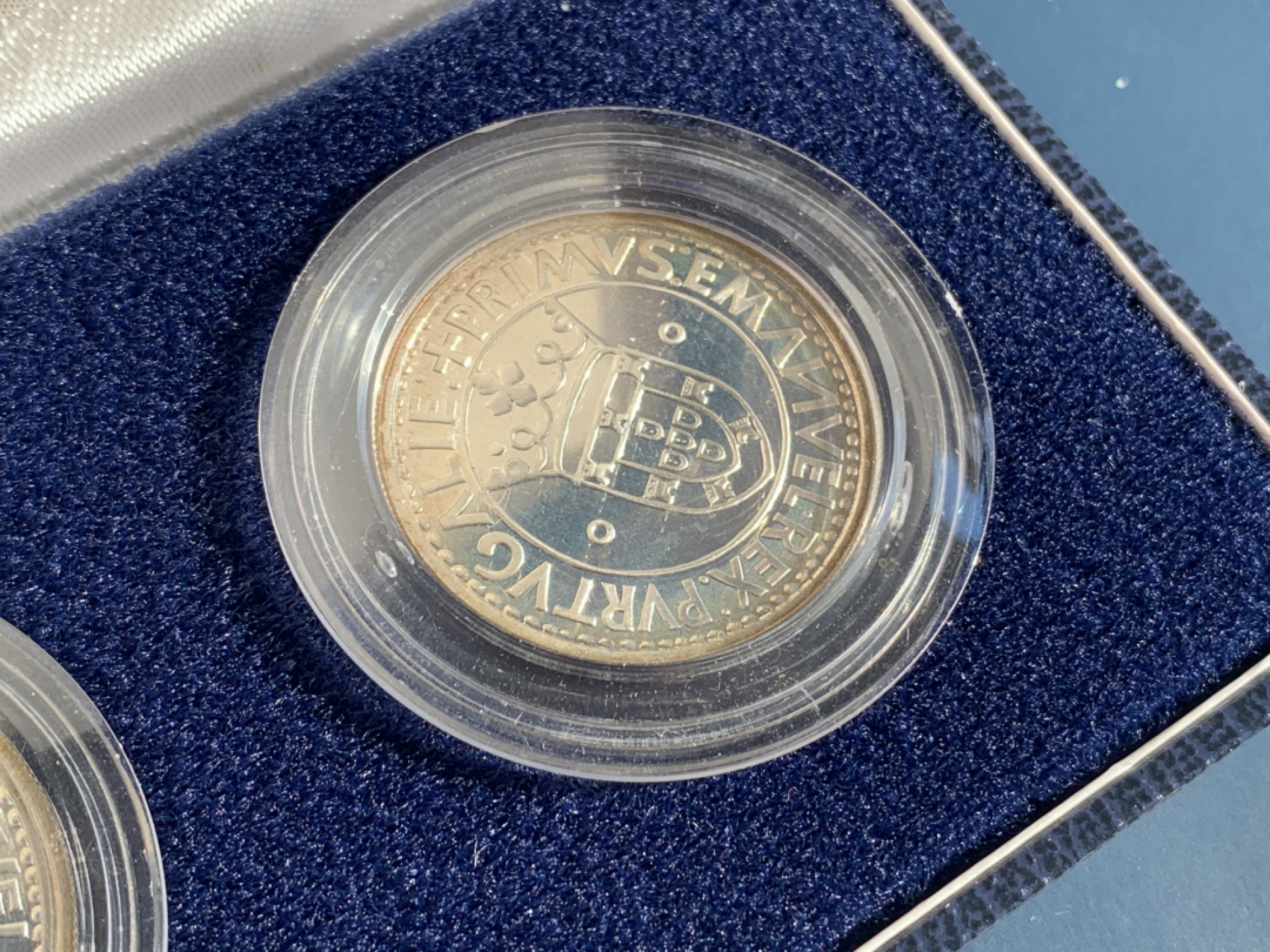 《竞宝斋》钱币微拍-第17场-本周日，周一2场连拍（全场顺丰包邮） 葡萄牙 1983年 欧博会 500/750/1000埃斯库多 (精制PROOF)银币 重40.5克 发行量 8500 枚常见是普制币 原盒证书非常稀少