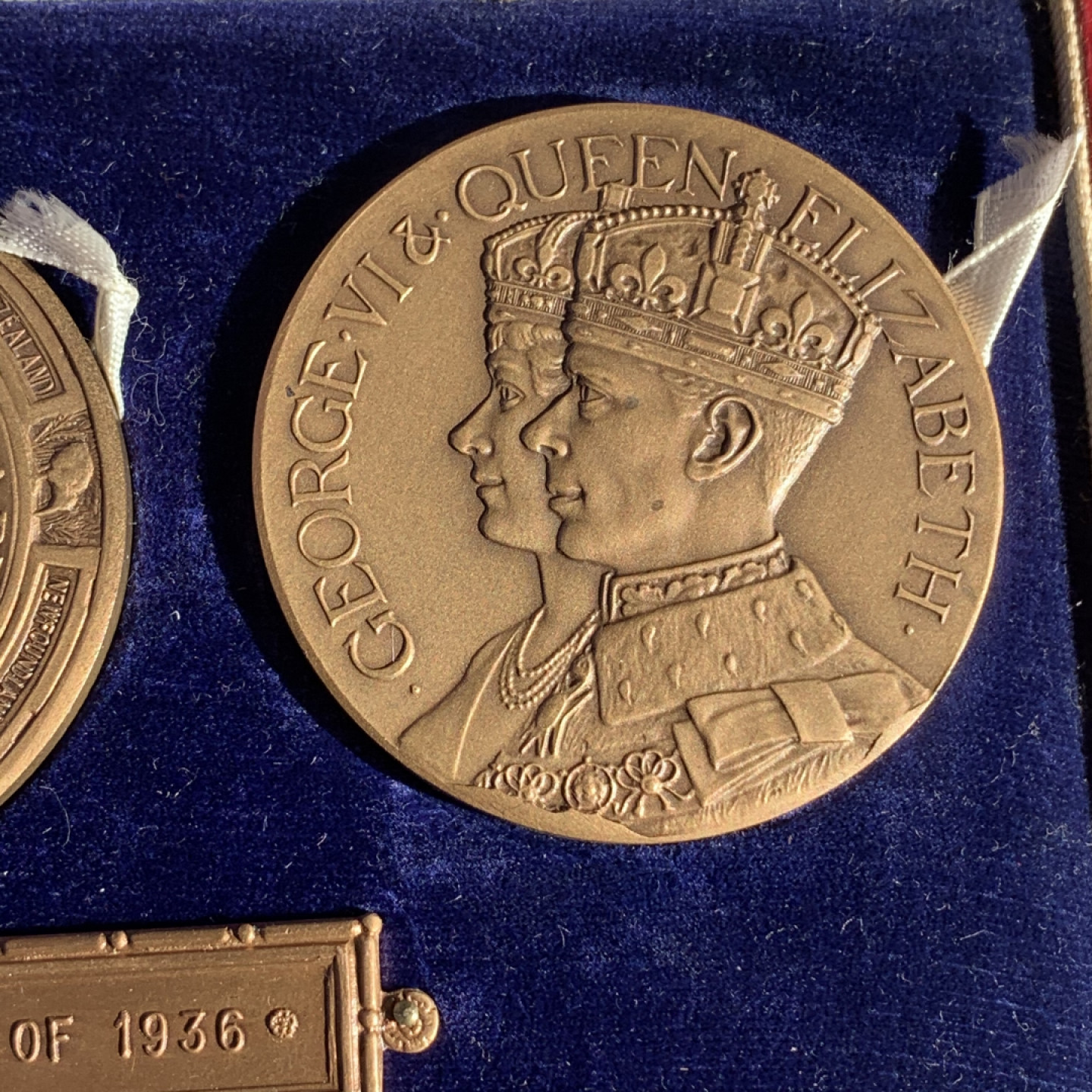 《竞宝斋》钱币微拍-第17场-本周日，周一2场连拍（全场顺丰包邮） 英国 1936年 乔五/乔六/爱八 三皇勋章 铜 原盒证书 出厂状态 非常难得