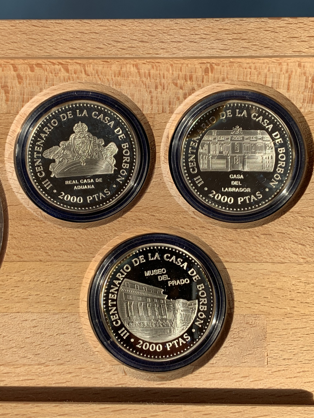《竞宝斋》钱币微拍-第17场-本周日，周一2场连拍（全场顺丰包邮） 西班牙 1998年 波旁王朝国王像纪念 三枚2000比塞塔和一枚10000比塞塔 银币重量 249.75克 币和包装都是完美状态