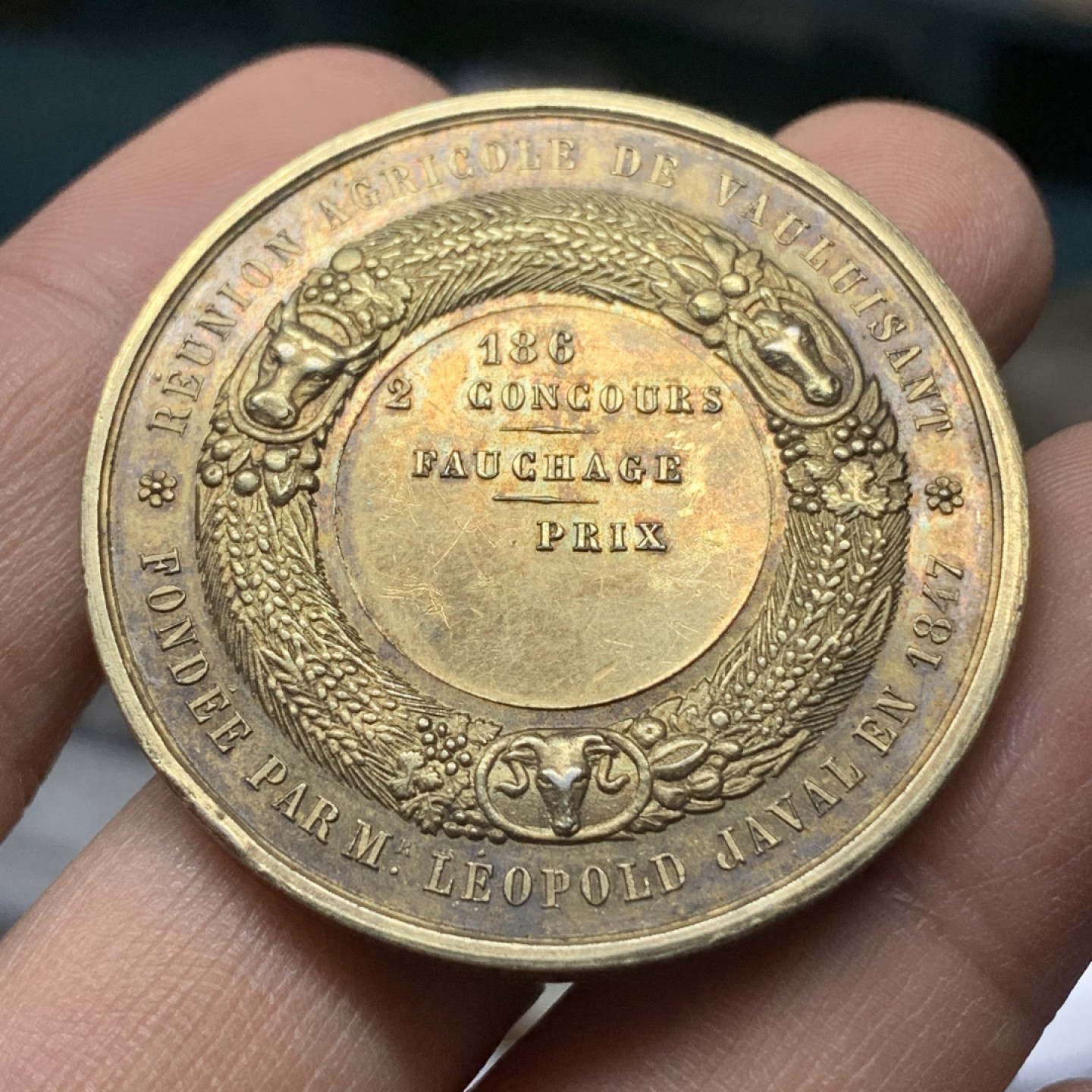 《竞宝斋》钱币微拍-第17场-本周日，周一2场连拍（全场顺丰包邮） 法国1847年拿破仑三世镀金大银章  直径42mm，重量36.88g。蜜蜂边铭。