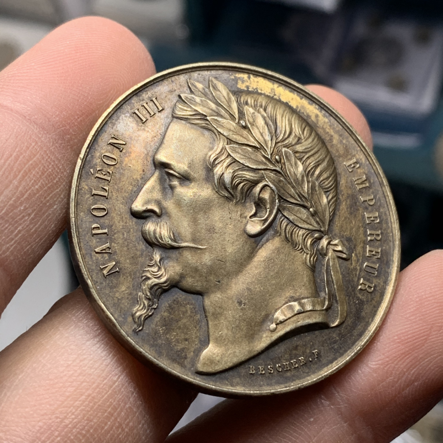 《竞宝斋》钱币微拍-第17场-本周日，周一2场连拍（全场顺丰包邮） 法国1847年拿破仑三世镀金大银章  直径42mm，重量36.88g。蜜蜂边铭。