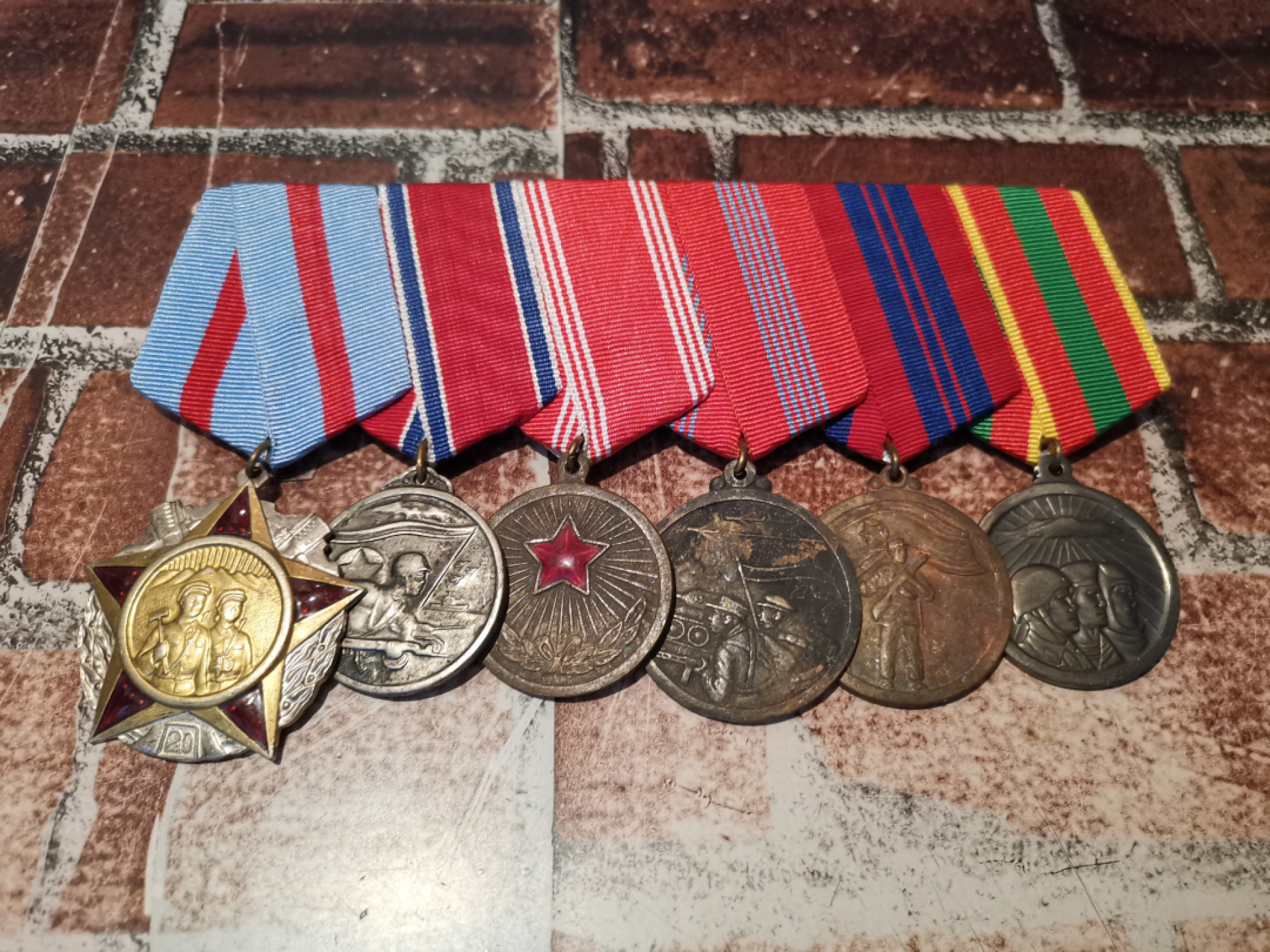 世界勋奖徽章拍卖第4期 朝鲜勋章奖章趣味联排