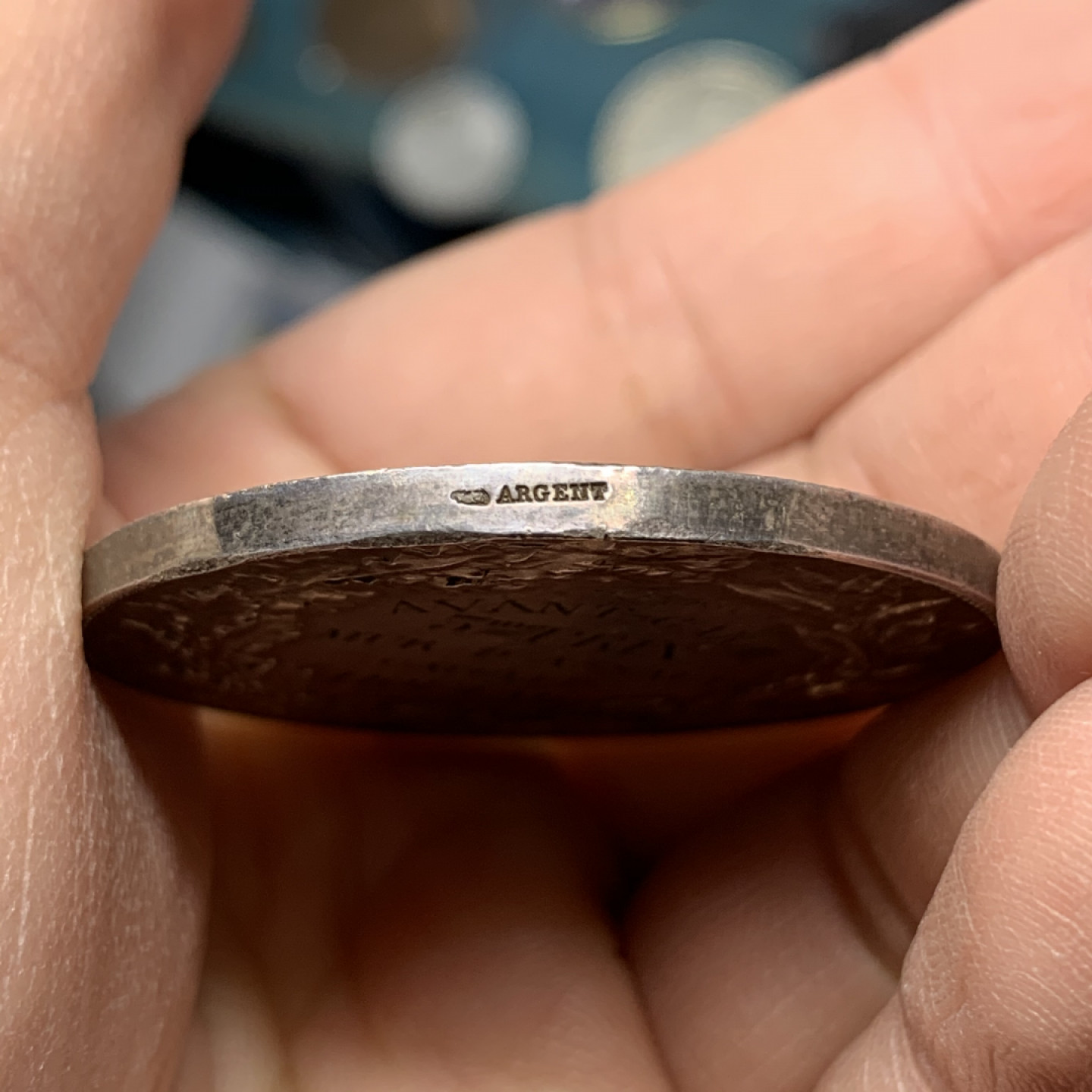 《竞宝斋》钱币微拍-第17场-本周日，周一2场连拍（全场顺丰包邮） 法国体操大赛银章 直径41.3mm，重量38.3克 有银边铭 带花体字，非常漂亮