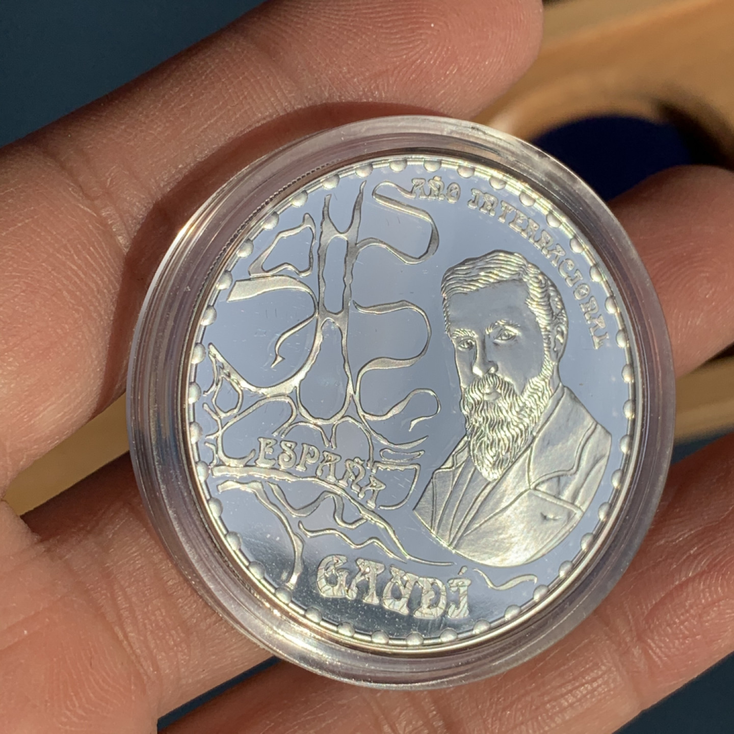 《竞宝斋》钱币微拍-第17场-本周日，周一2场连拍（全场顺丰包邮） 西班牙 2002年 高迪设计建筑系列 10欧元 精制大银币 27克 925银 原盒证书