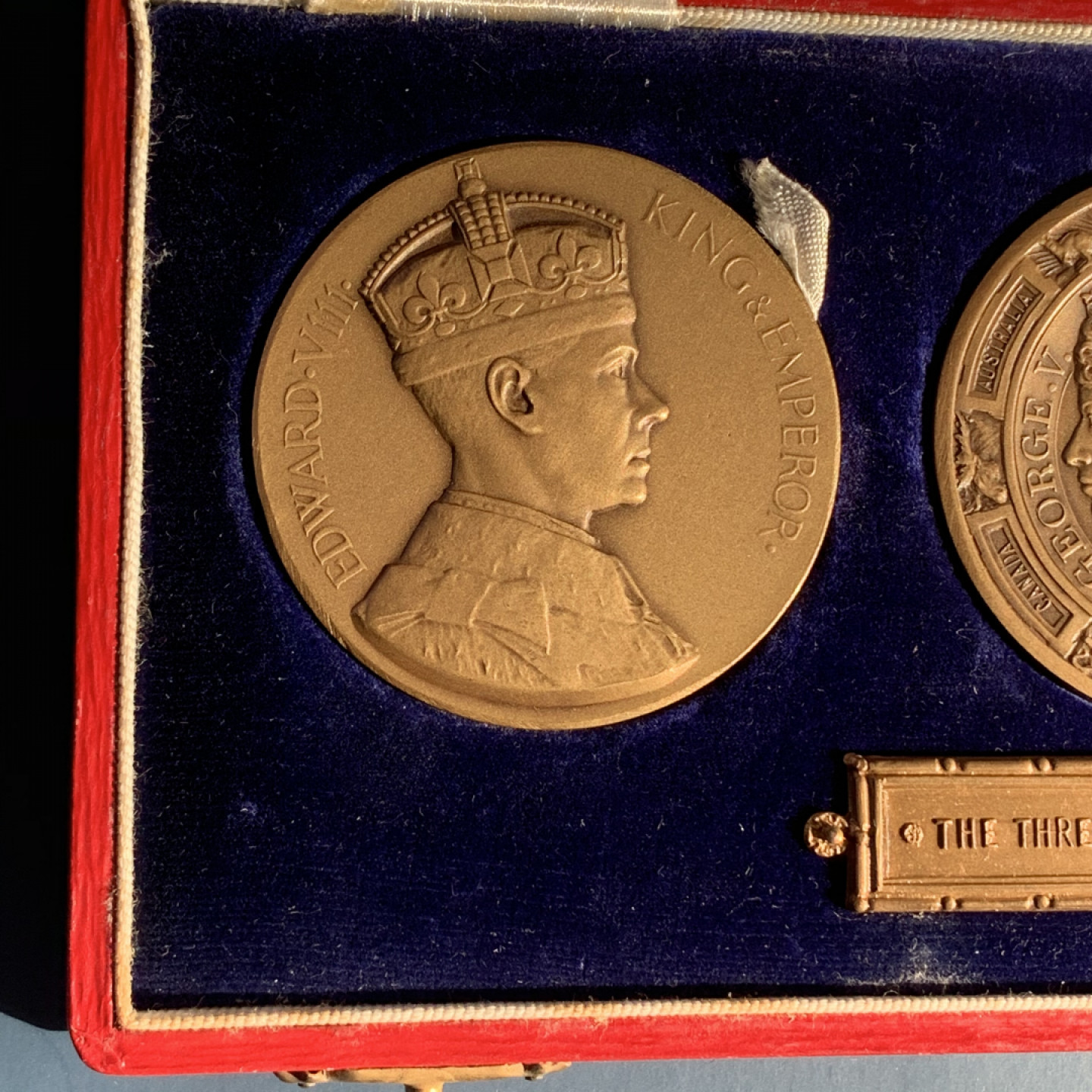 《竞宝斋》钱币微拍-第17场-本周日，周一2场连拍（全场顺丰包邮） 英国 1936年 乔五/乔六/爱八 三皇勋章 铜 原盒证书 出厂状态 非常难得