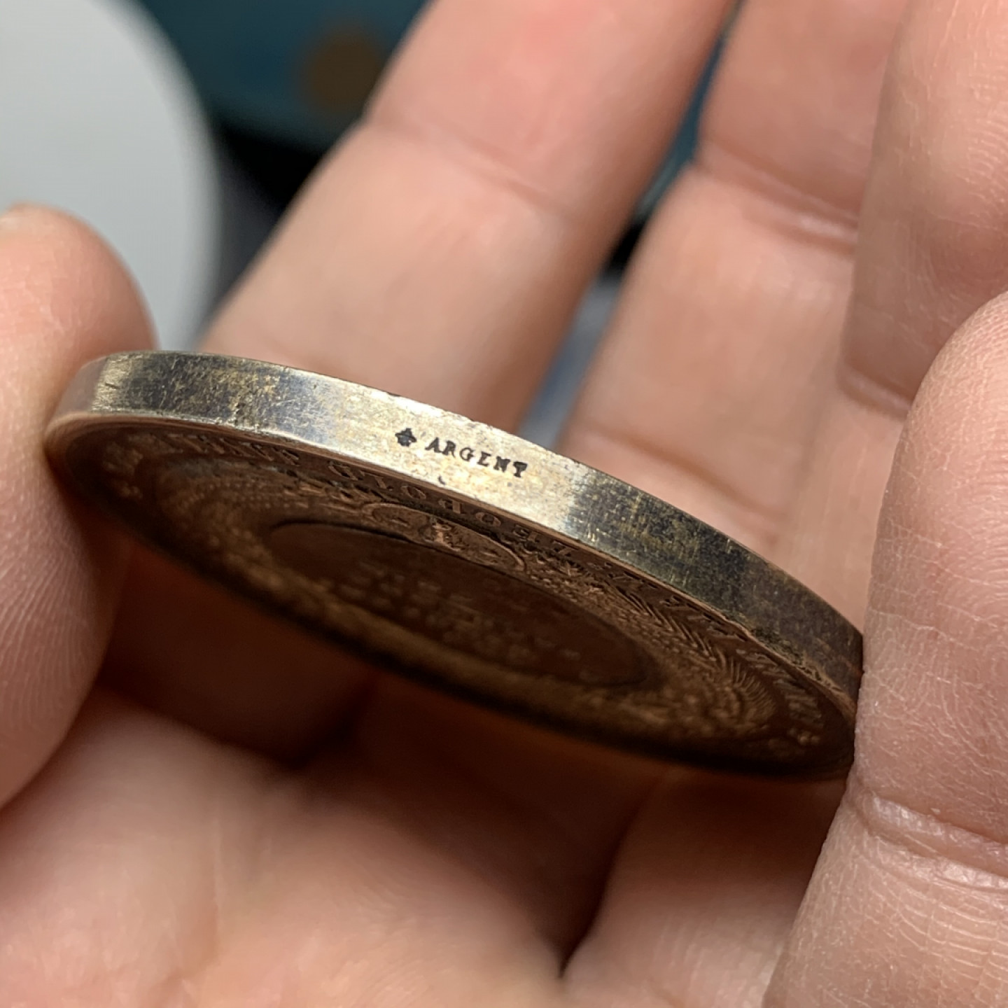 《竞宝斋》钱币微拍-第17场-本周日，周一2场连拍（全场顺丰包邮） 法国1847年拿破仑三世镀金大银章  直径42mm，重量36.88g。蜜蜂边铭。