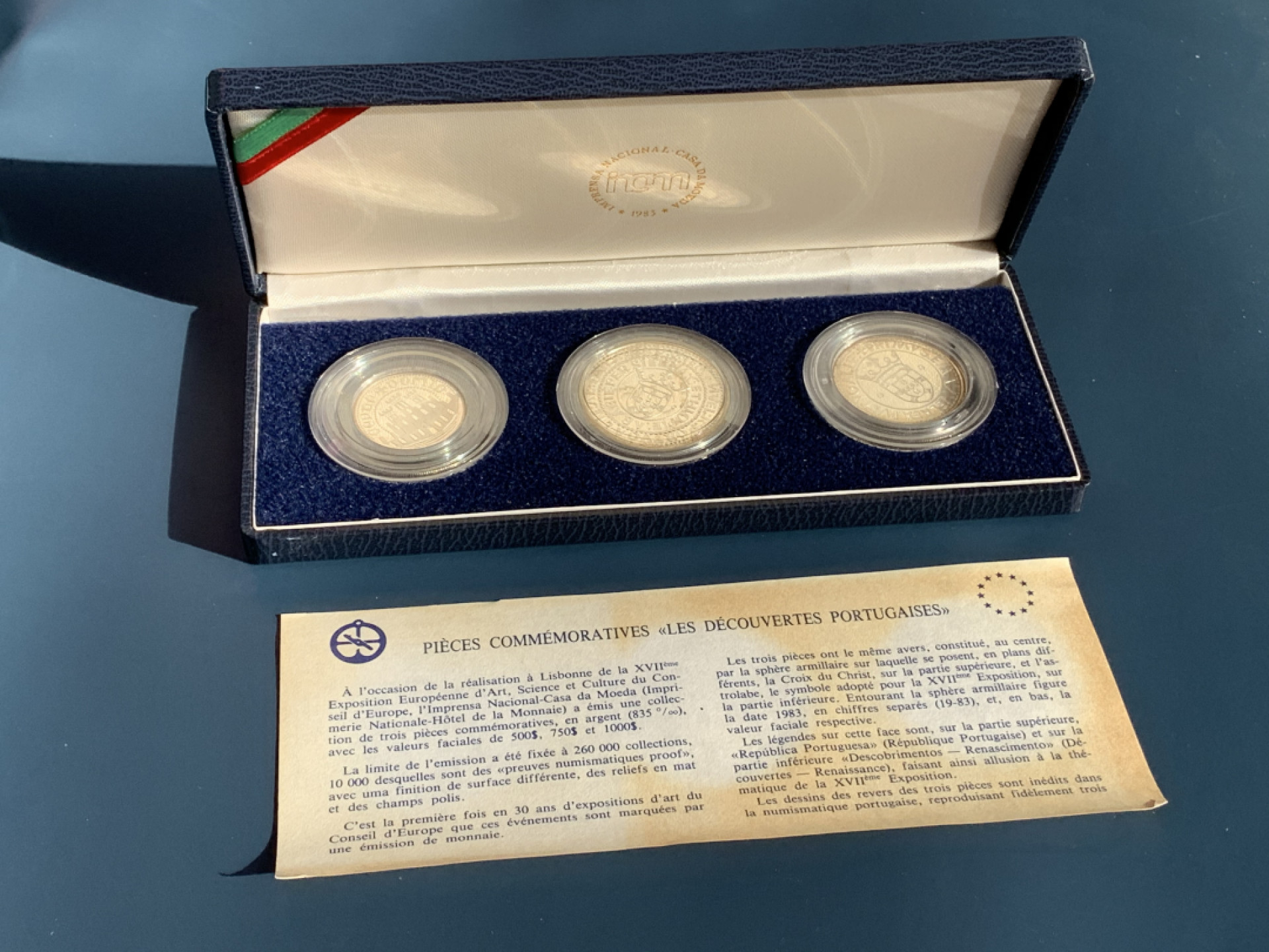 《竞宝斋》钱币微拍-第17场-本周日，周一2场连拍（全场顺丰包邮） 葡萄牙 1983年 欧博会 500/750/1000埃斯库多 (精制PROOF)银币 重40.5克 发行量 8500 枚常见是普制币 原盒证书非常稀少