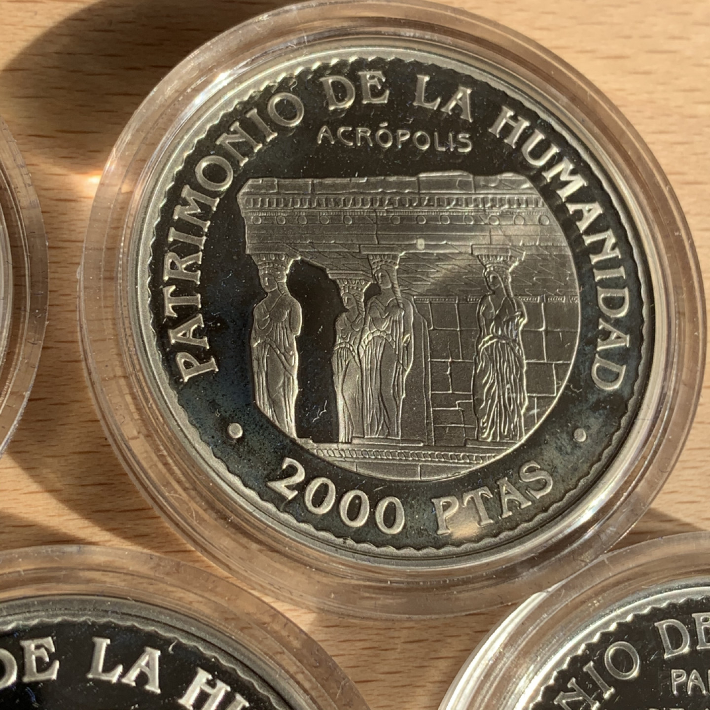 《竞宝斋》钱币微拍-第17场-本周日，周一2场连拍（全场顺丰包邮） 西班牙 1997年 世界遗产系列 2000比塞塔 五枚套 银币重量 135克 精制银币 原盒证书 非常完美