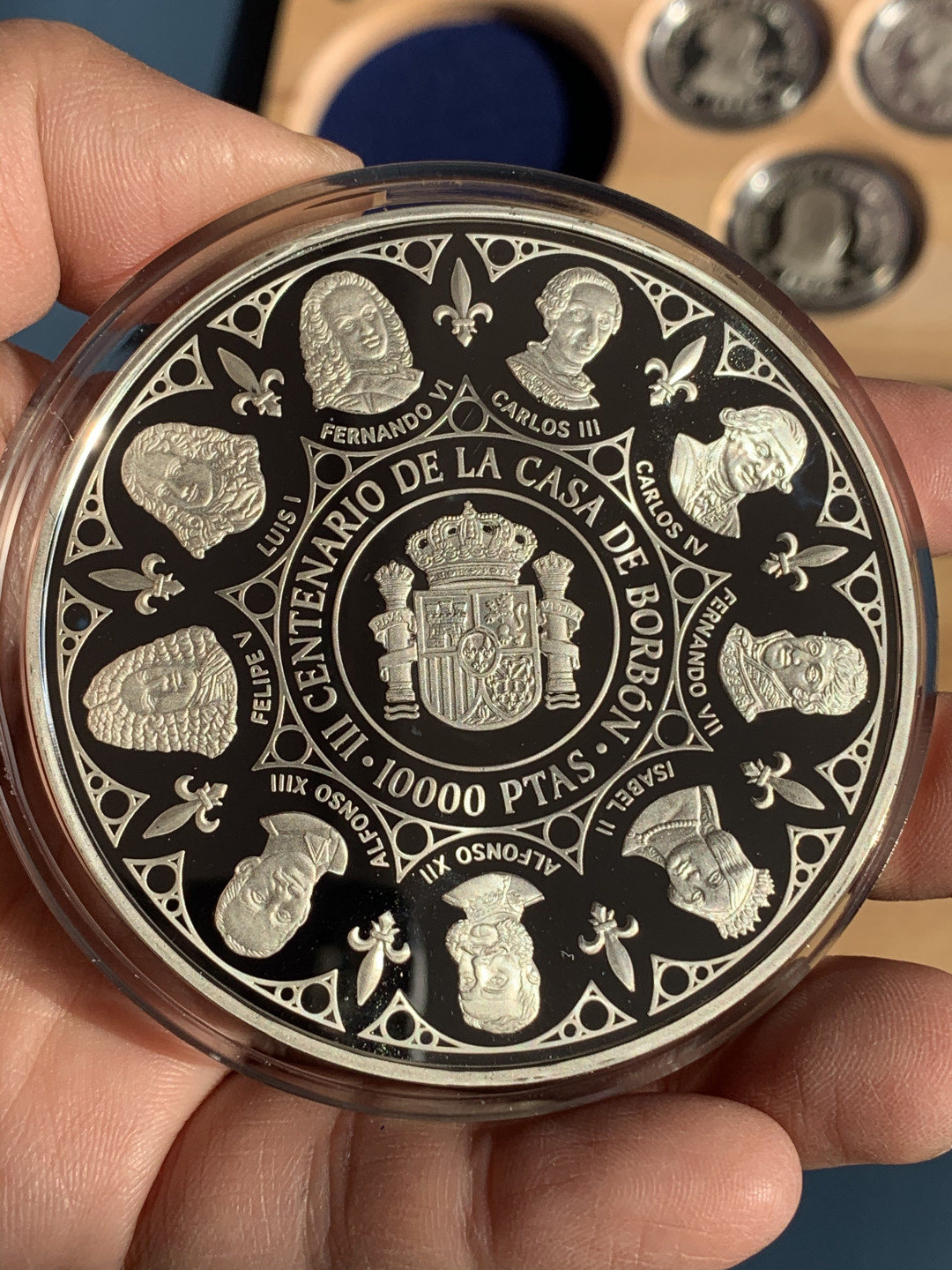 《竞宝斋》钱币微拍-第17场-本周日，周一2场连拍（全场顺丰包邮） 西班牙 1998年 波旁王朝国王像纪念 三枚2000比塞塔和一枚10000比塞塔 银币重量 249.75克 币和包装都是完美状态