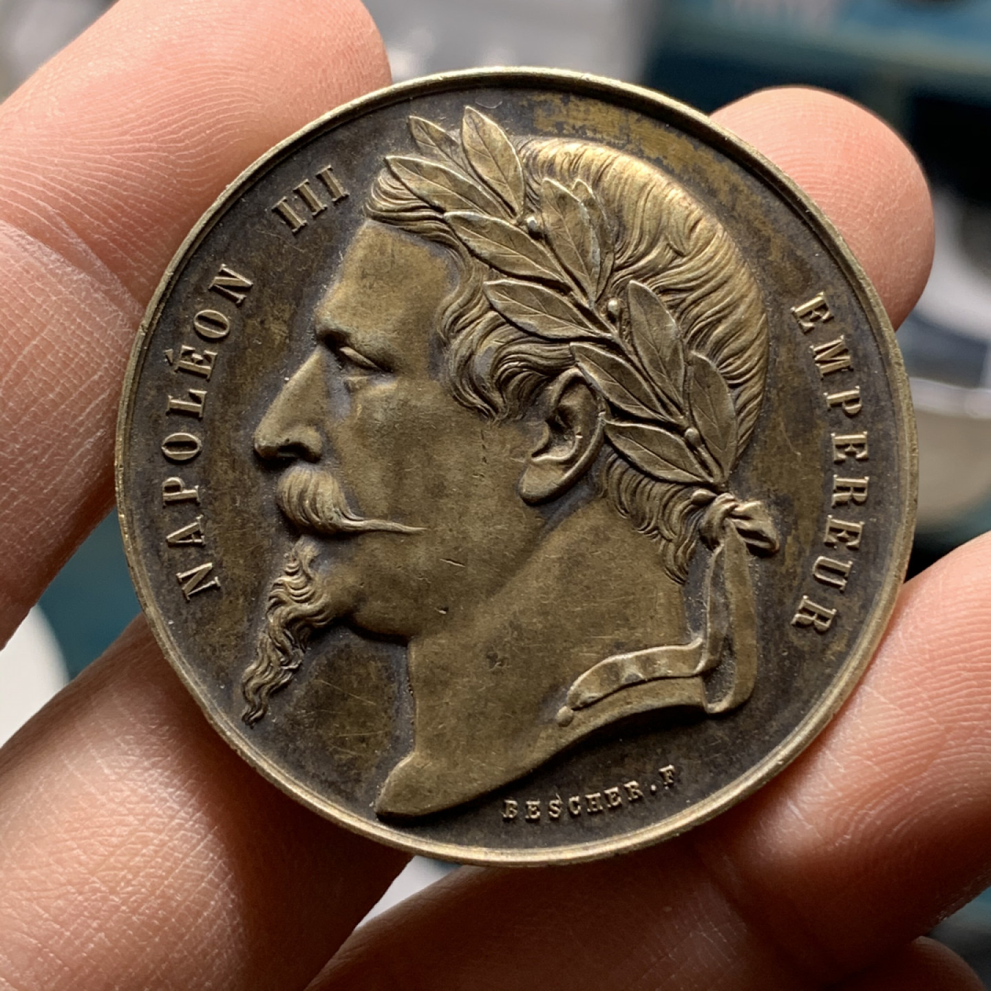 《竞宝斋》钱币微拍-第17场-本周日，周一2场连拍（全场顺丰包邮） 法国1847年拿破仑三世镀金大银章  直径42mm，重量36.88g。蜜蜂边铭。