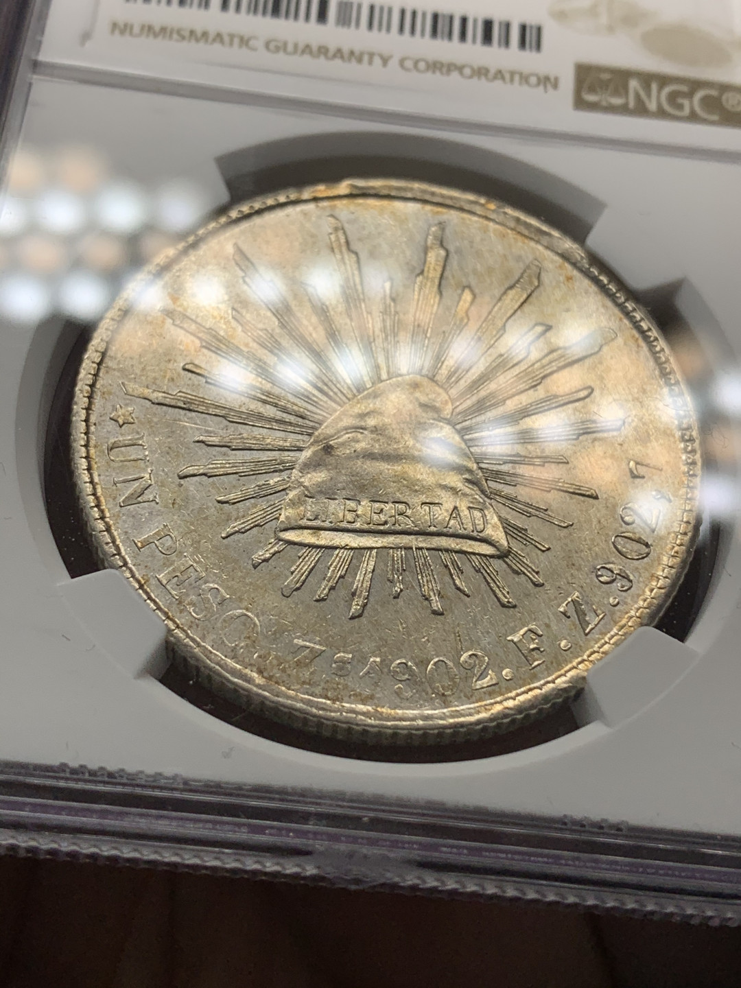 《竞宝斋》钱币微拍-第17场-本周日，周一2场连拍（全场顺丰包邮） NGC-UNCD 墨西哥1902年1比索  全羽好品