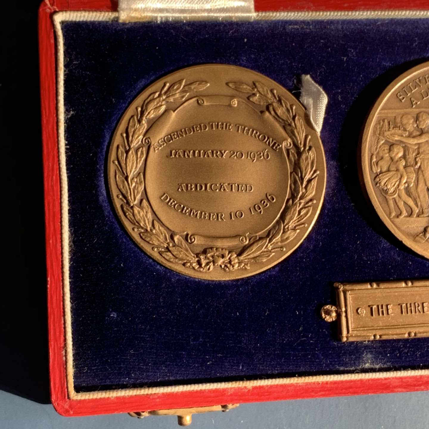 《竞宝斋》钱币微拍-第17场-本周日，周一2场连拍（全场顺丰包邮） 英国 1936年 乔五/乔六/爱八 三皇勋章 铜 原盒证书 出厂状态 非常难得