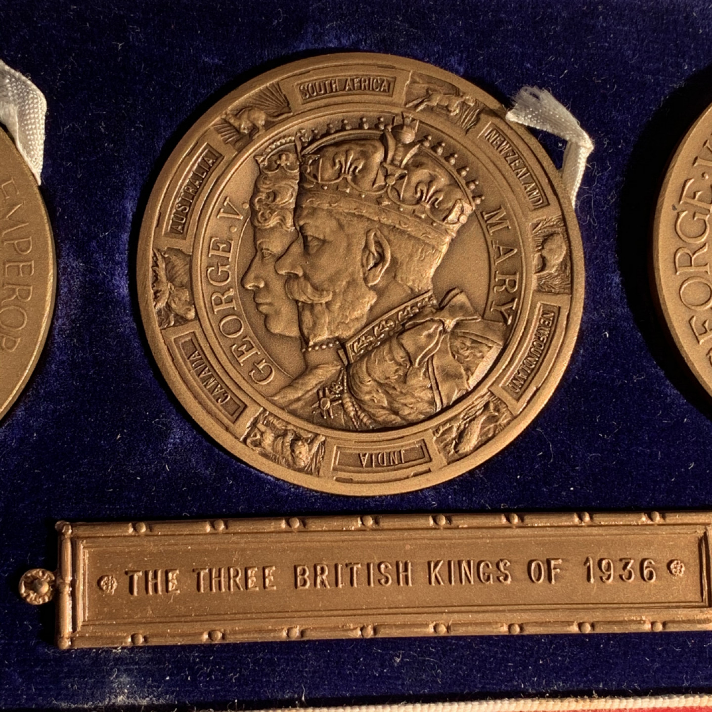 《竞宝斋》钱币微拍-第17场-本周日，周一2场连拍（全场顺丰包邮） 英国 1936年 乔五/乔六/爱八 三皇勋章 铜 原盒证书 出厂状态 非常难得