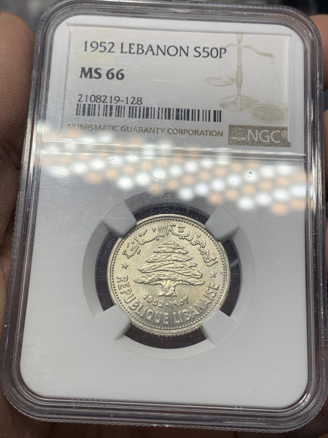 《竞宝斋》钱币微拍-第17场-本周日，周一2场连拍（全场顺丰包邮） NGC-MS66 1952 黎巴嫩50皮银币 难得高分，一个角有裂痕，无破损