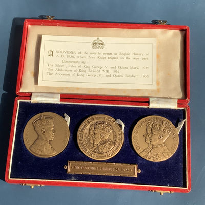 《竞宝斋》钱币微拍-第17场-本周日，周一2场连拍（全场顺丰包邮） - 英国 1936年 乔五/乔六/爱八 三皇勋章 铜 原盒证书 出厂状态 非常难得