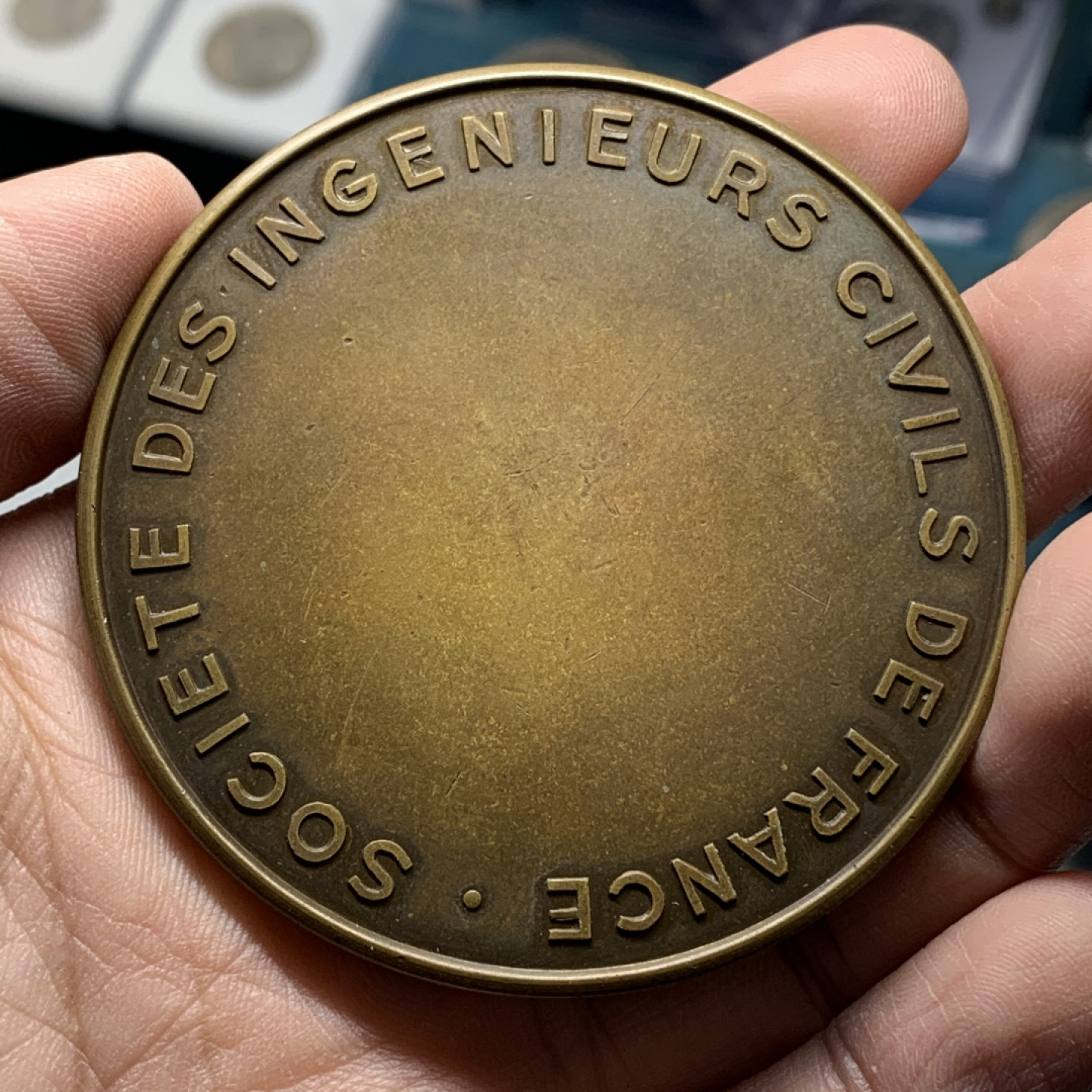 《竞宝斋》钱币微拍-第17场-本周日，周一2场连拍（全场顺丰包邮） 法国大铜章  直径68mm，重量124.65g。