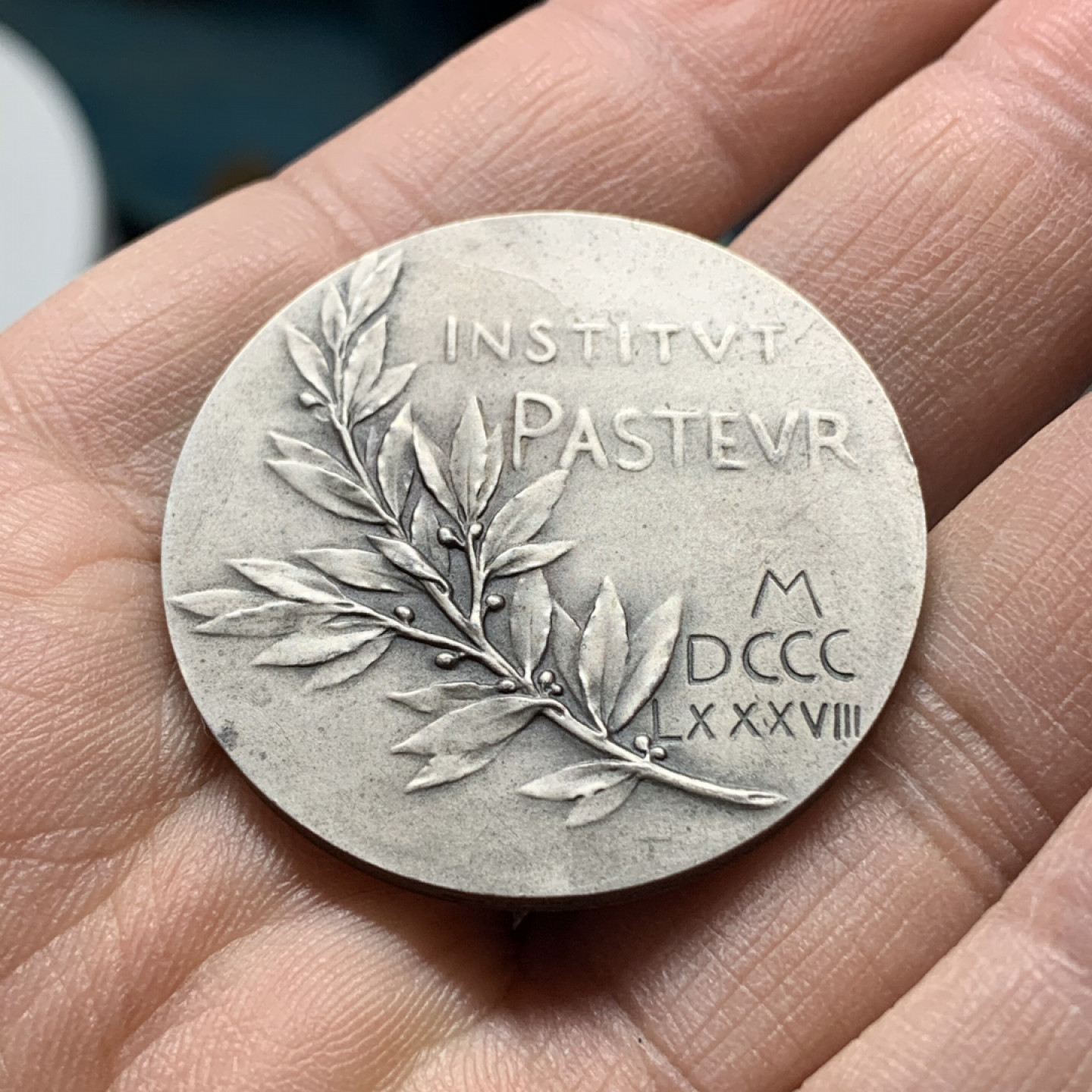 《竞宝斋》钱币微拍-第17场-本周日，周一2场连拍（全场顺丰包邮） 罗蒂设计 法国1888年路易斯·巴斯德纪念银章  直径37mm，重量21.72g。丰饶角+2等银边铭。