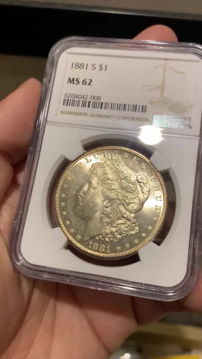 《竞宝斋》钱币微拍-第17场-本周日，周一2场连拍（全场顺丰包邮） NGC-MS62 美国1881年摩根银币 NGC低评 PL 底板
