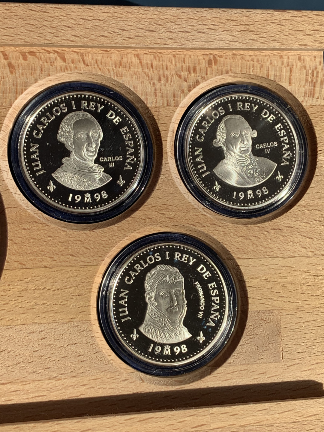 《竞宝斋》钱币微拍-第17场-本周日，周一2场连拍（全场顺丰包邮） 西班牙 1998年 波旁王朝国王像纪念 三枚2000比塞塔和一枚10000比塞塔 银币重量 249.75克 币和包装都是完美状态