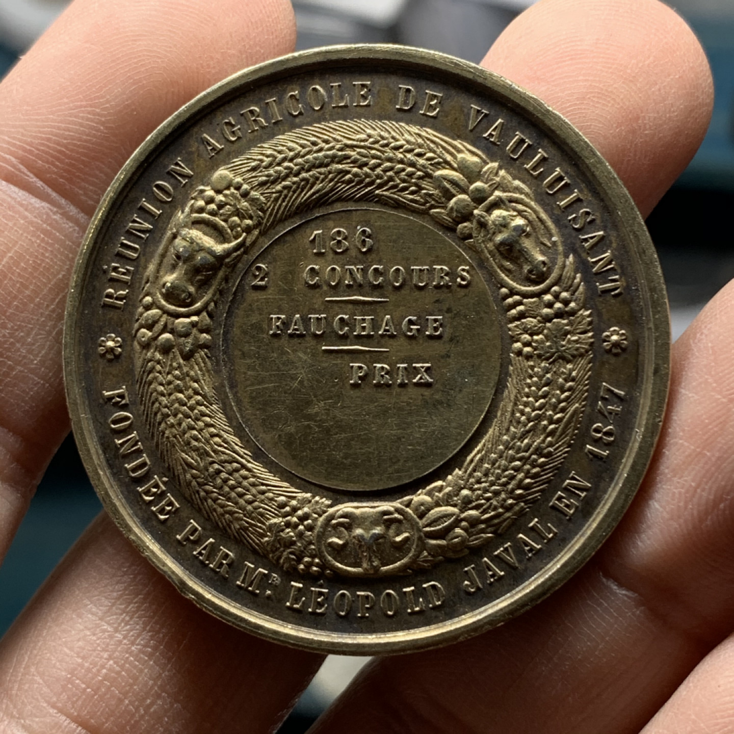 《竞宝斋》钱币微拍-第17场-本周日，周一2场连拍（全场顺丰包邮） 法国1847年拿破仑三世镀金大银章  直径42mm，重量36.88g。蜜蜂边铭。