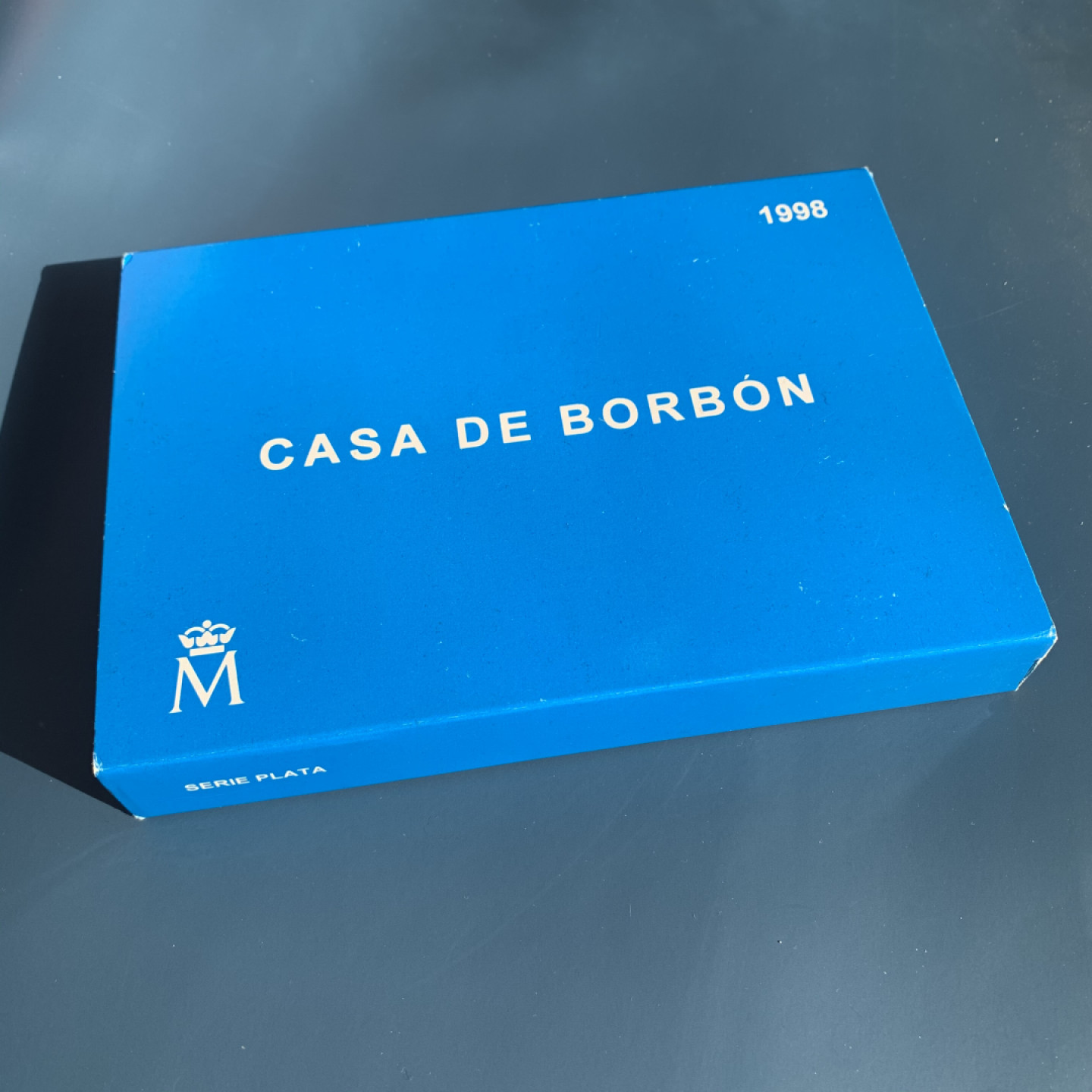 《竞宝斋》钱币微拍-第17场-本周日，周一2场连拍（全场顺丰包邮） 西班牙 1998年 波旁王朝国王像纪念 三枚2000比塞塔和一枚10000比塞塔 银币重量 249.75克 币和包装都是完美状态