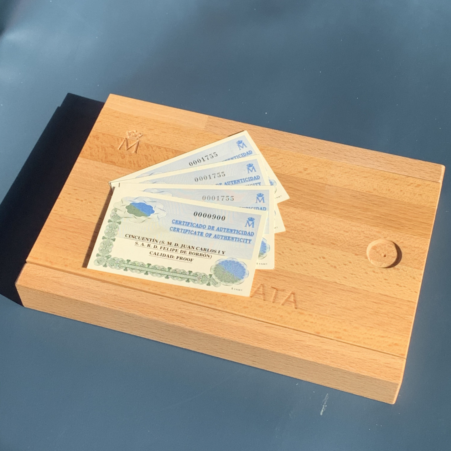 《竞宝斋》钱币微拍-第17场-本周日，周一2场连拍（全场顺丰包邮） 西班牙 1998年 波旁王朝国王像纪念 三枚2000比塞塔和一枚10000比塞塔 银币重量 249.75克 币和包装都是完美状态