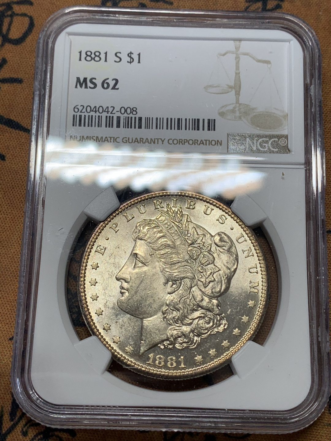《竞宝斋》钱币微拍-第17场-本周日，周一2场连拍（全场顺丰包邮） NGC-MS62 美国1881年摩根银币 NGC低评 PL 底板