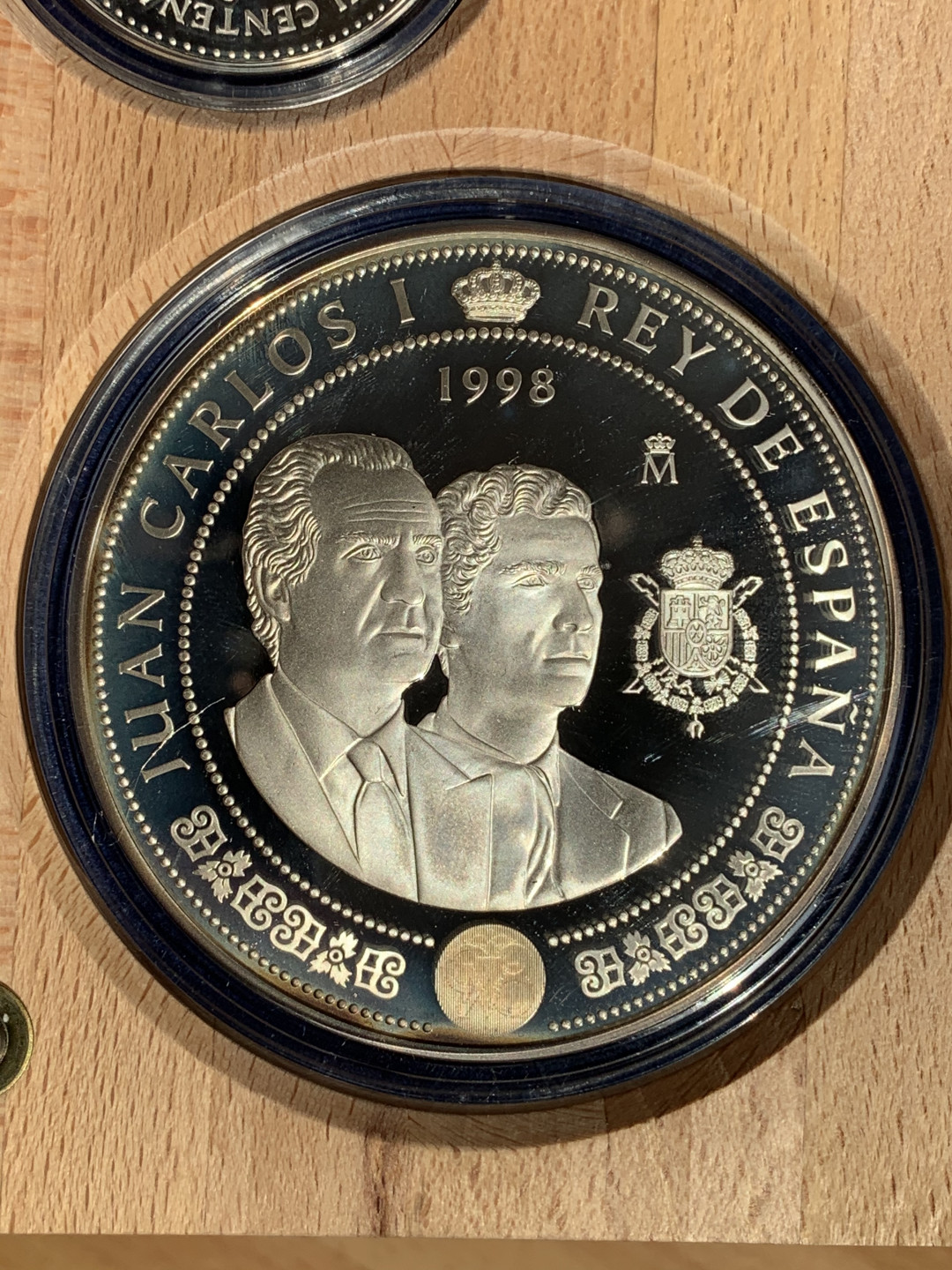 《竞宝斋》钱币微拍-第17场-本周日，周一2场连拍（全场顺丰包邮） 西班牙 1998年 波旁王朝国王像纪念 三枚2000比塞塔和一枚10000比塞塔 银币重量 249.75克 币和包装都是完美状态
