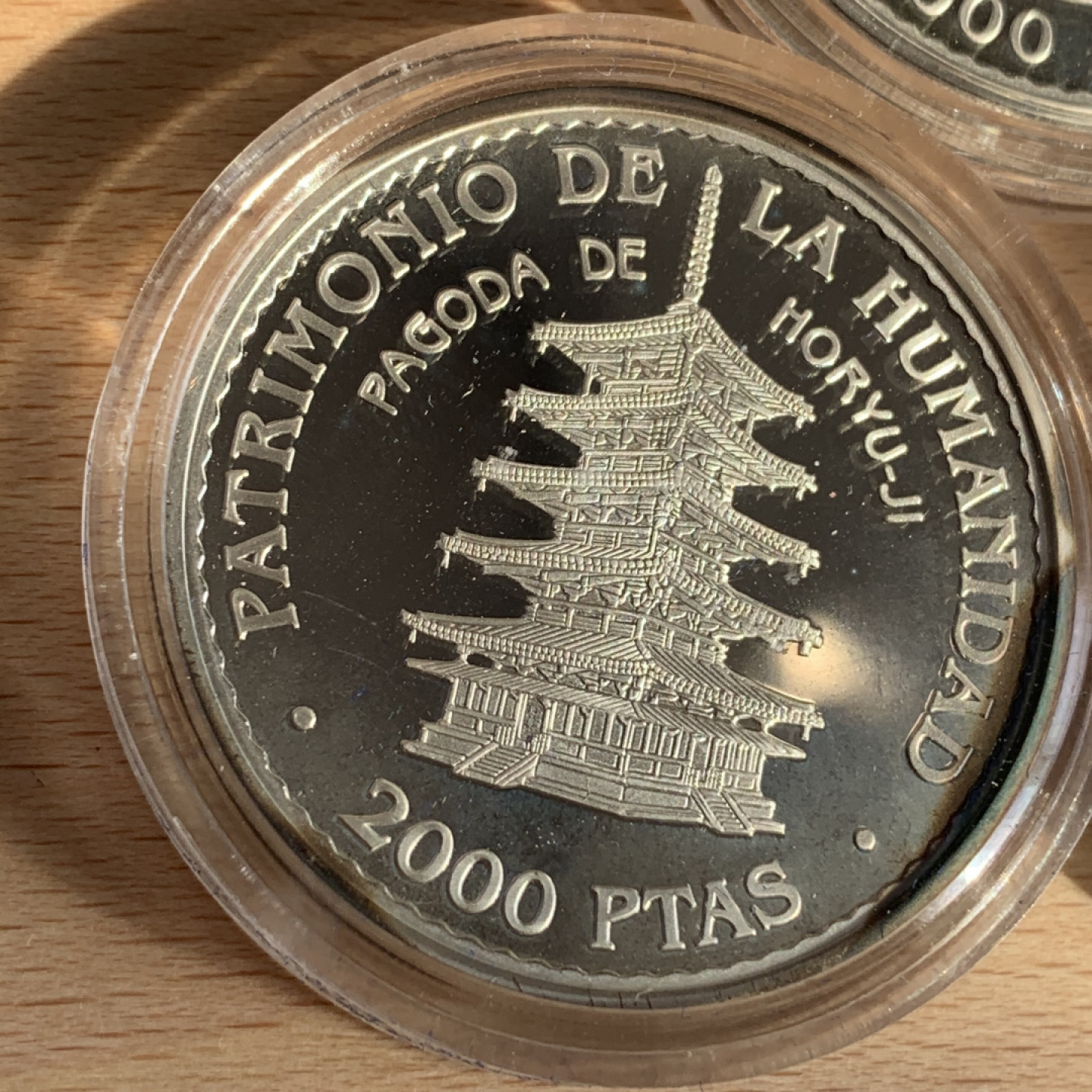 《竞宝斋》钱币微拍-第17场-本周日，周一2场连拍（全场顺丰包邮） 西班牙 1997年 世界遗产系列 2000比塞塔 五枚套 银币重量 135克 精制银币 原盒证书 非常完美