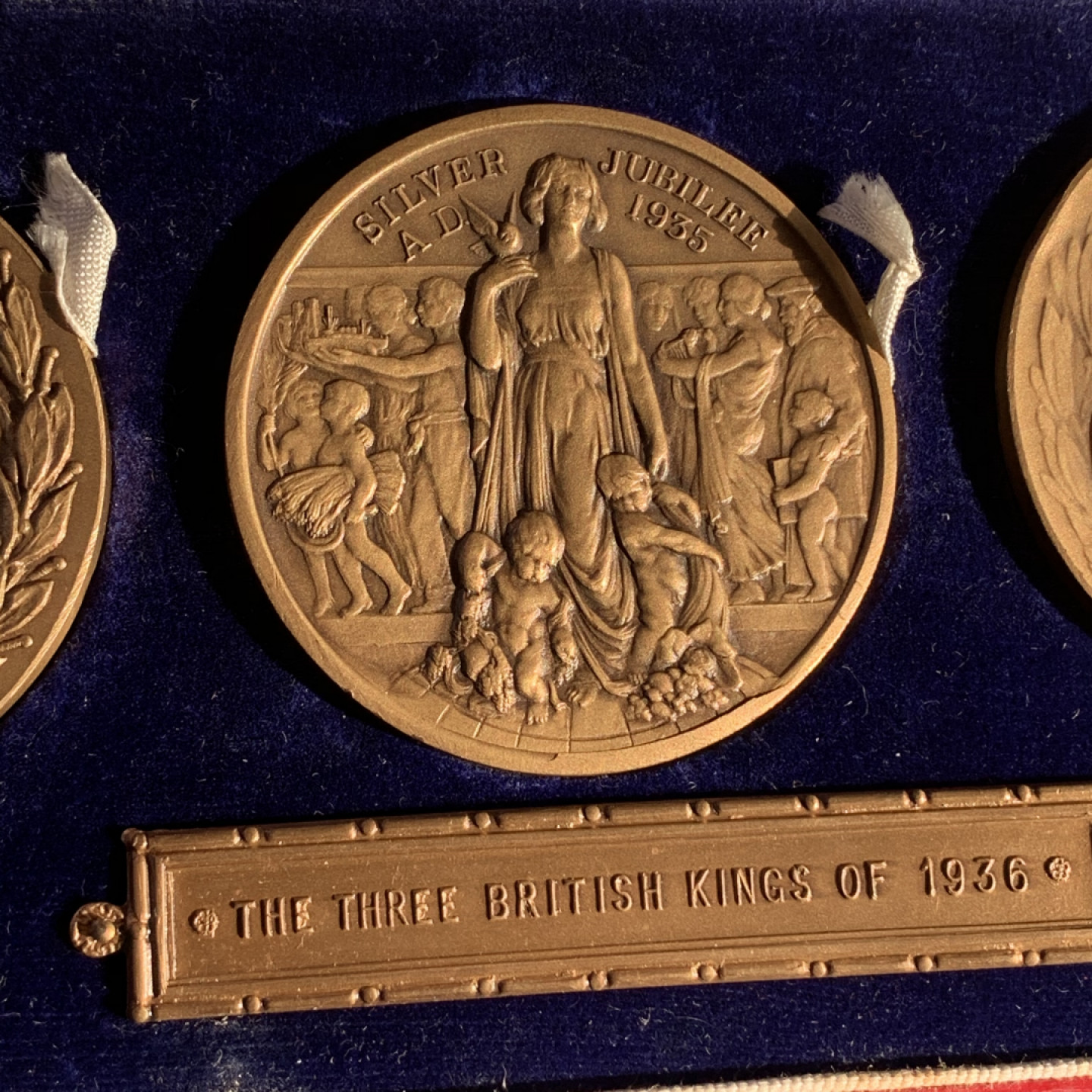 《竞宝斋》钱币微拍-第17场-本周日，周一2场连拍（全场顺丰包邮） 英国 1936年 乔五/乔六/爱八 三皇勋章 铜 原盒证书 出厂状态 非常难得