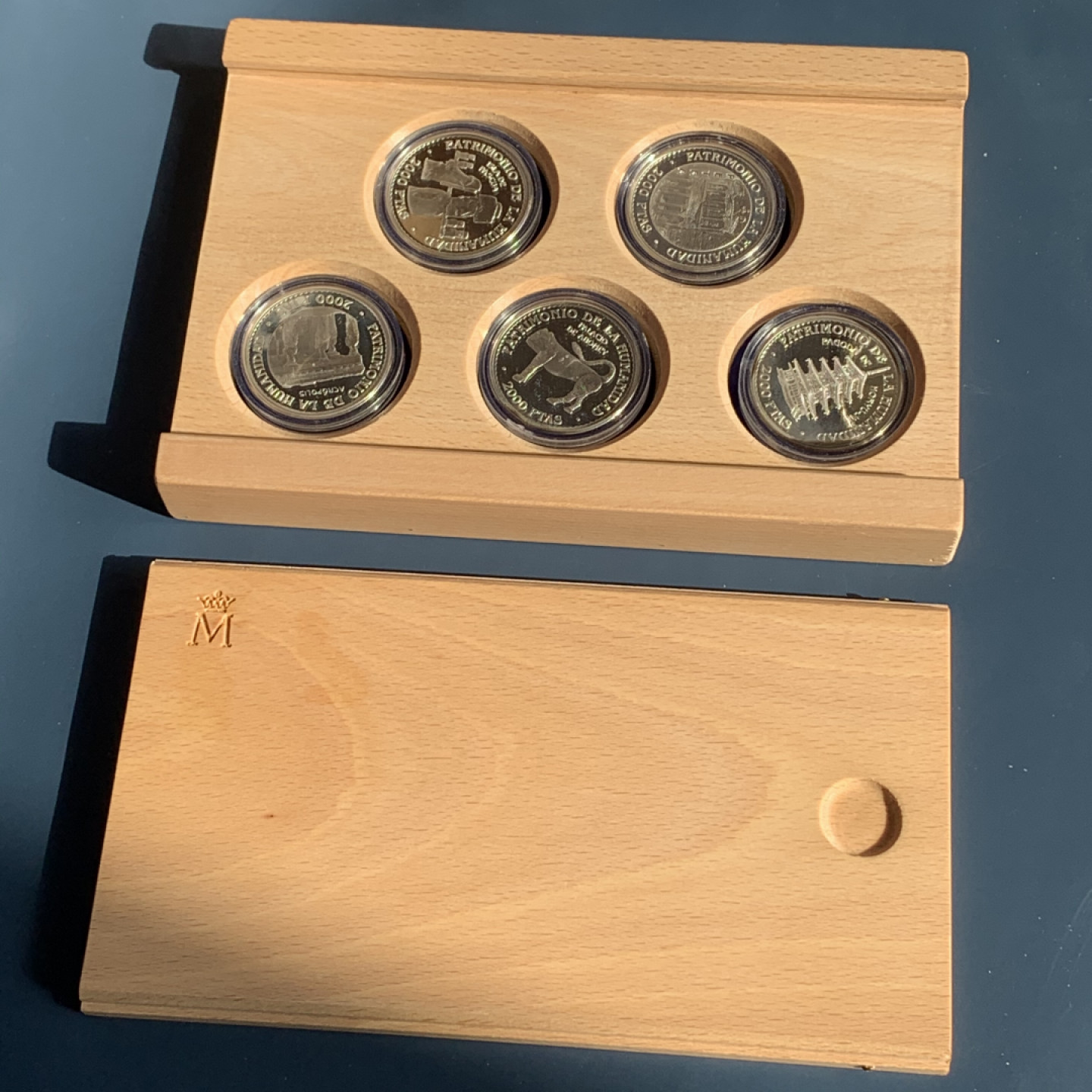 《竞宝斋》钱币微拍-第17场-本周日，周一2场连拍（全场顺丰包邮） 西班牙 1997年 世界遗产系列 2000比塞塔 五枚套 银币重量 135克 精制银币 原盒证书 非常完美