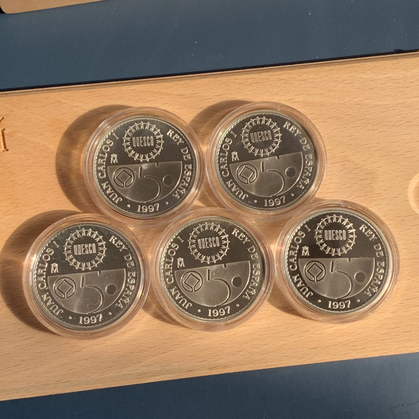 《竞宝斋》钱币微拍-第17场-本周日，周一2场连拍（全场顺丰包邮） 西班牙 1997年 世界遗产系列 2000比塞塔 五枚套 银币重量 135克 精制银币 原盒证书 非常完美