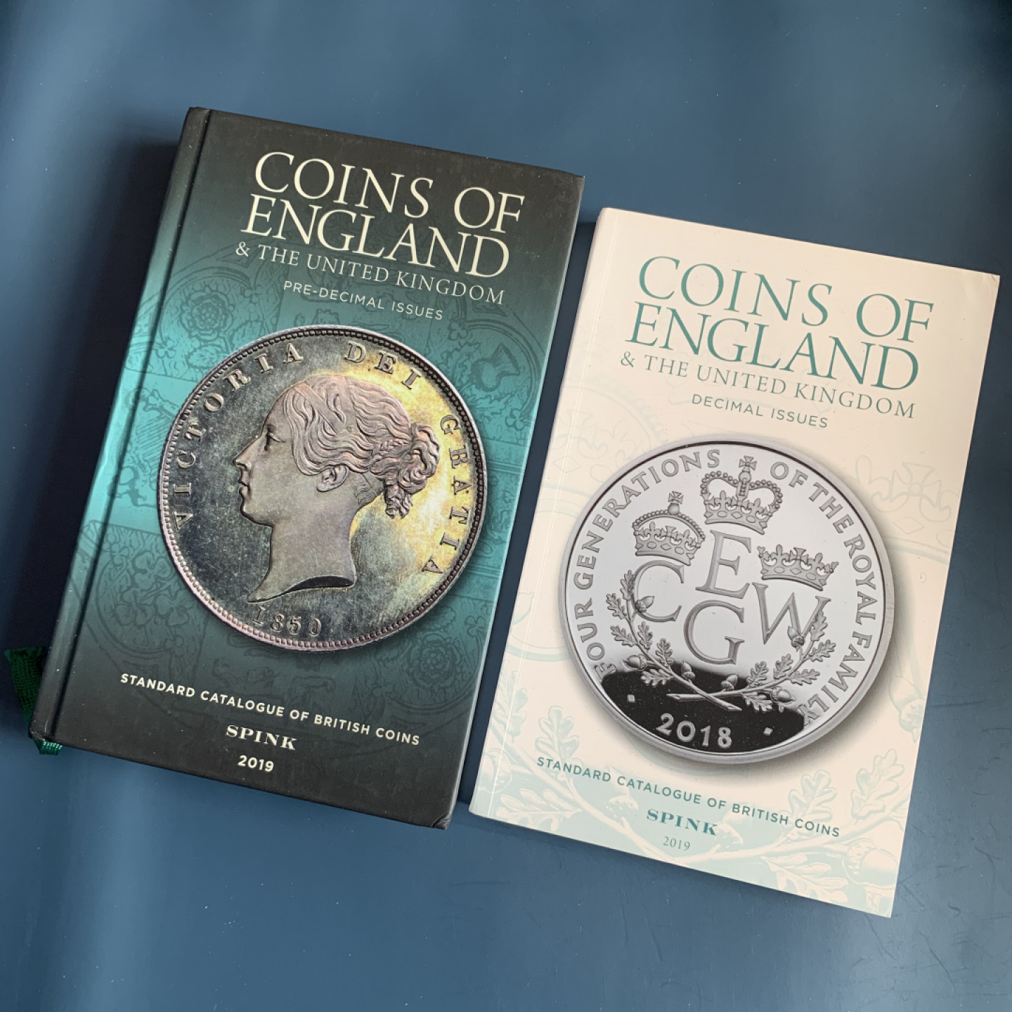 《竞宝斋》钱币微拍-第17场-本周日，周一2场连拍（全场顺丰包邮） 斯宾克英国目录，保存完好，精装本546页（涵盖凯尔特人到二战时期）+平装本259页（英国十进制钱币目录）