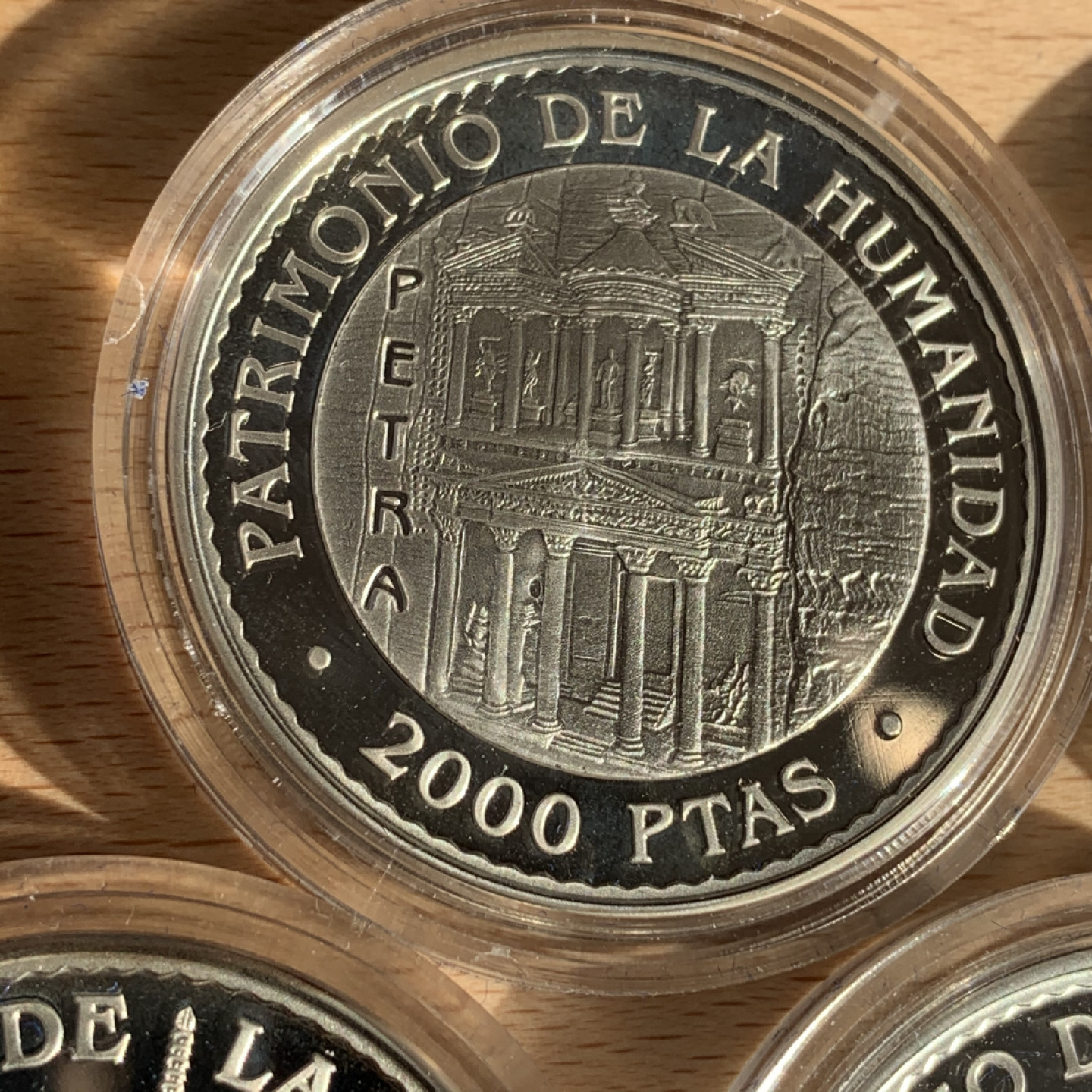 《竞宝斋》钱币微拍-第17场-本周日，周一2场连拍（全场顺丰包邮） 西班牙 1997年 世界遗产系列 2000比塞塔 五枚套 银币重量 135克 精制银币 原盒证书 非常完美