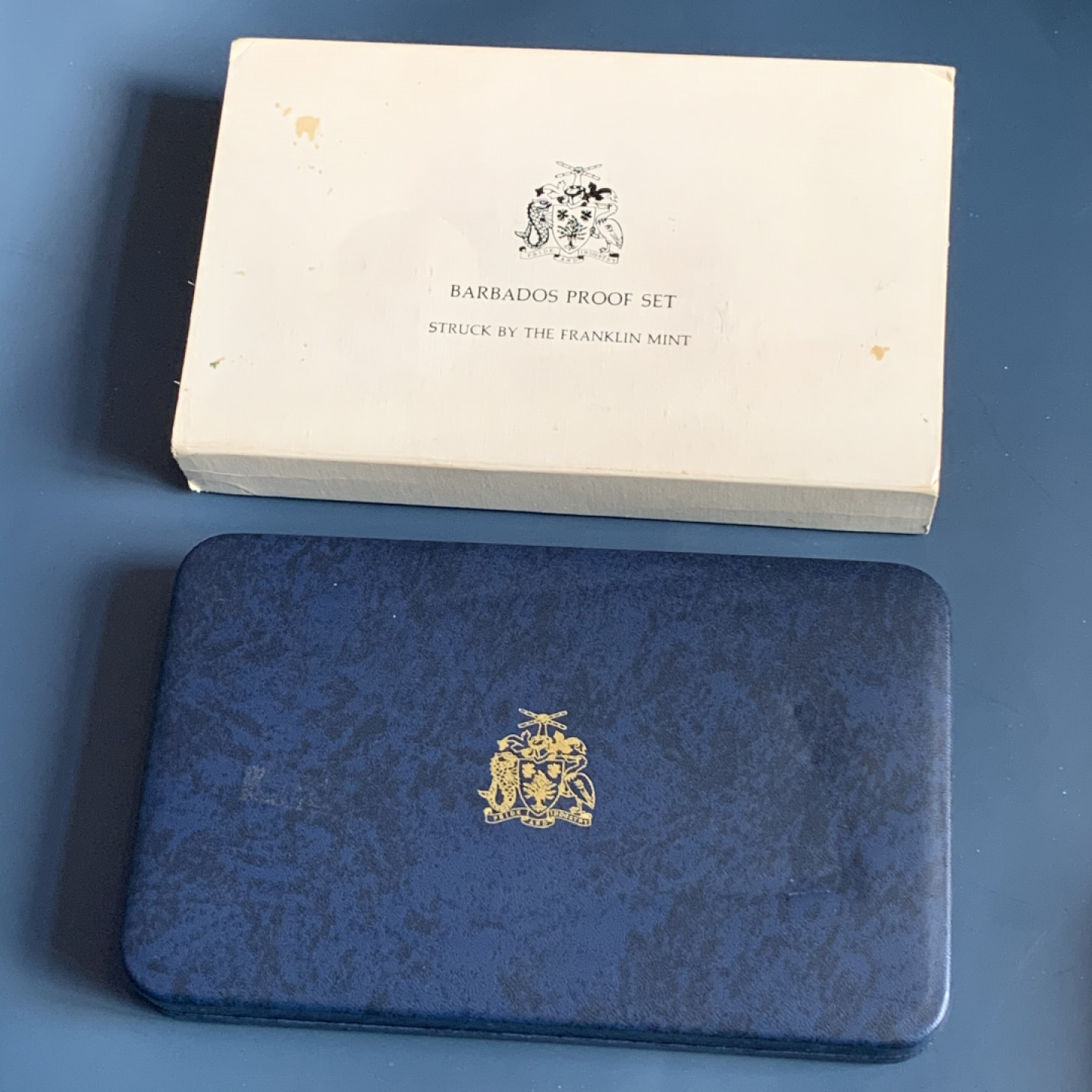 《竞宝斋》钱币微拍-第18场-本周日，周一2场连拍（全场顺丰包邮） 巴巴多斯 1975年 8枚装套币 两枚银币 银币合计69克  0.925银  31.10克和37.90克  盒证全，无破损