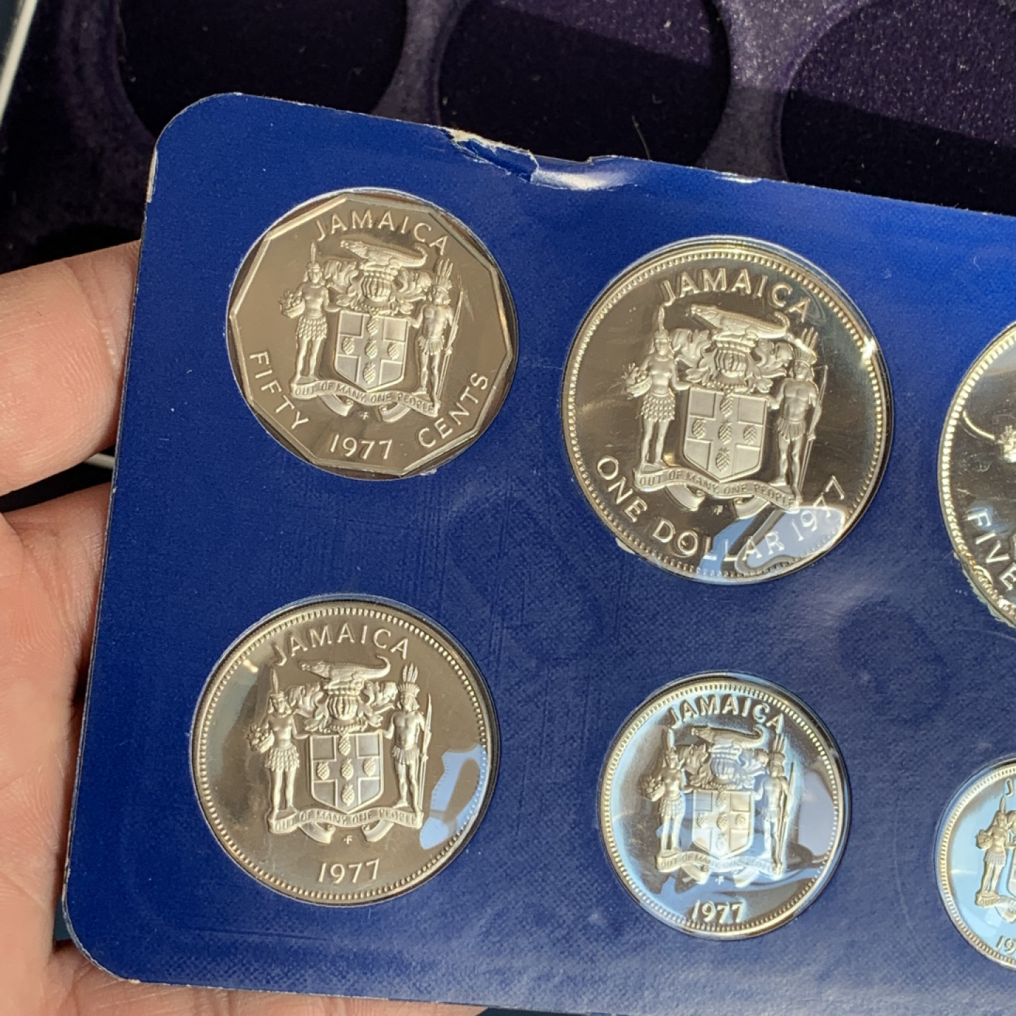 《竞宝斋》钱币微拍-第18场-本周日，周一2场连拍（全场顺丰包邮） 牙买加 1977年 9枚装 套币 两枚银币 银币合计80.4克  0.925银  37.60克和42.80克 盒证全，无破损
