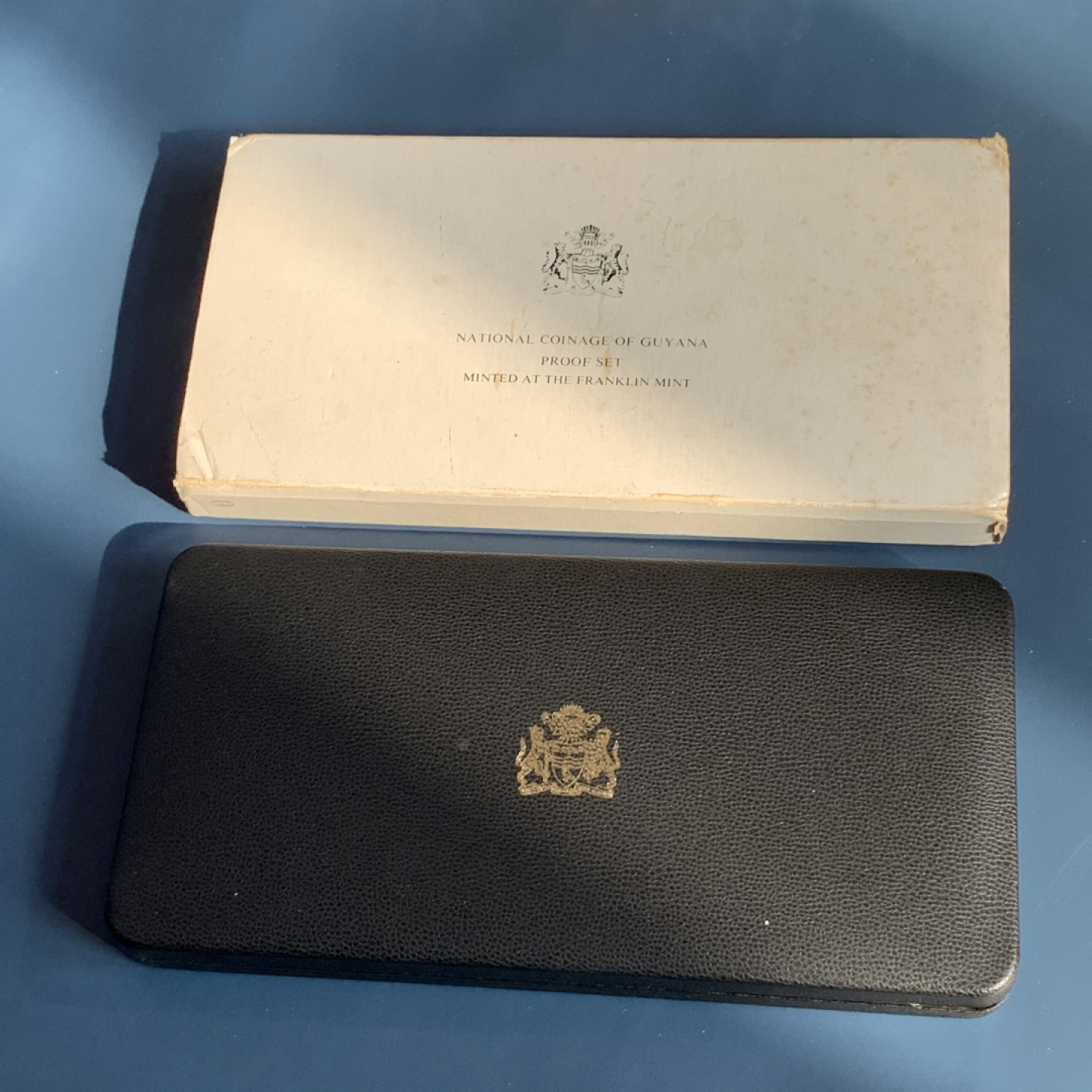 《竞宝斋》钱币微拍-第18场-本周日，周一2场连拍（全场顺丰包邮） 圭亚那 1976年 8枚装套币 两枚银币 银币80.53克  0.925银 37.3克和43.23克  盒证全，无破损