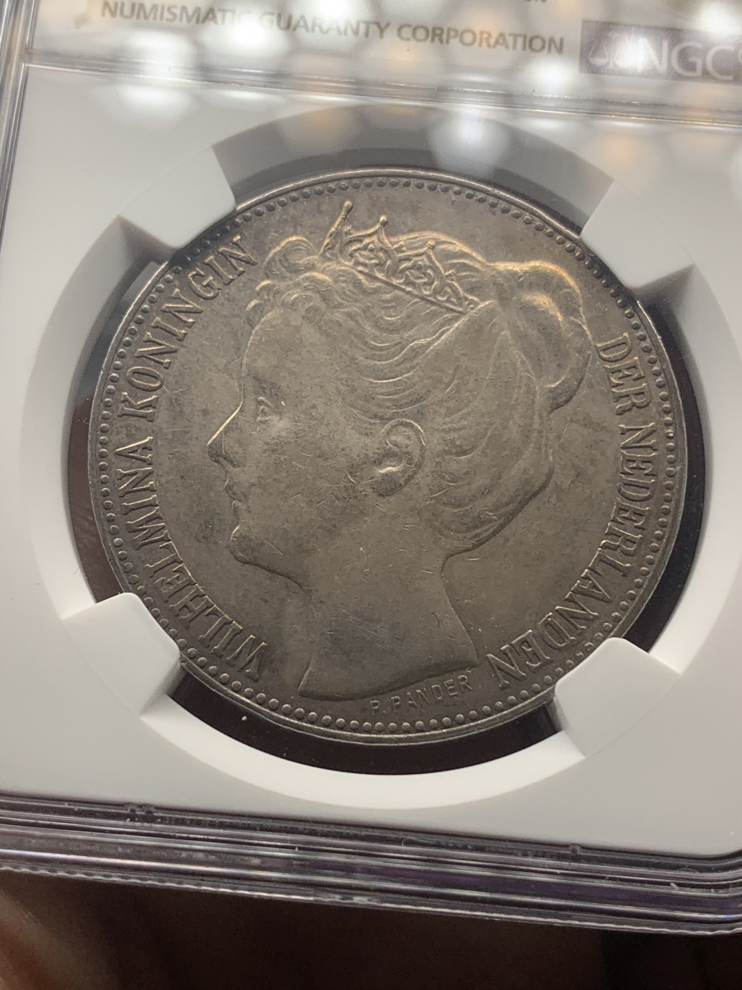 《竞宝斋》钱币微拍-第18场-本周日，周一2场连拍（全场顺丰包邮） NGC 评级 深包浆 1898荷兰威尔明娜2.5盾大银单年版 长的MS的状态 确给了AU