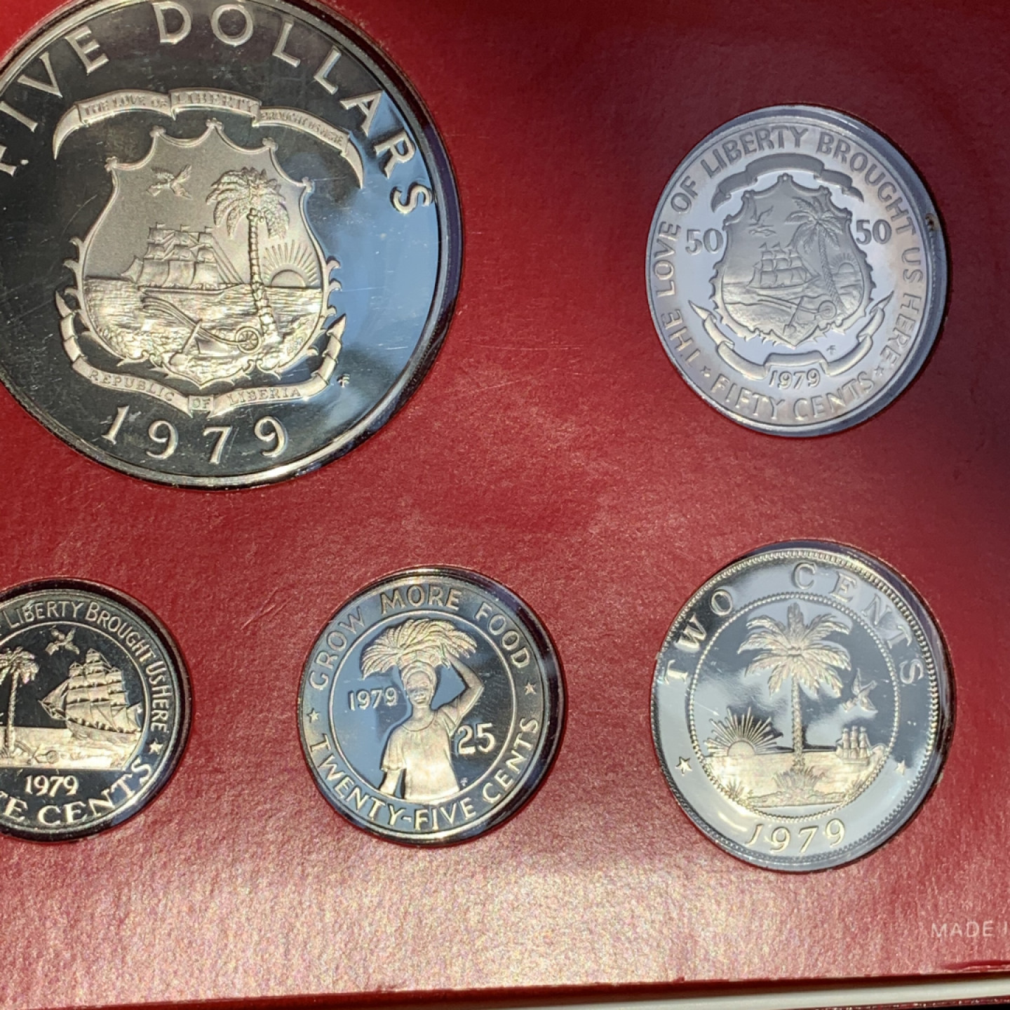 《竞宝斋》钱币微拍-第18场-本周日，周一2场连拍（全场顺丰包邮） 利比亚 1979年 8枚装 套币 一枚银币 34.10克 盒证全，无破损