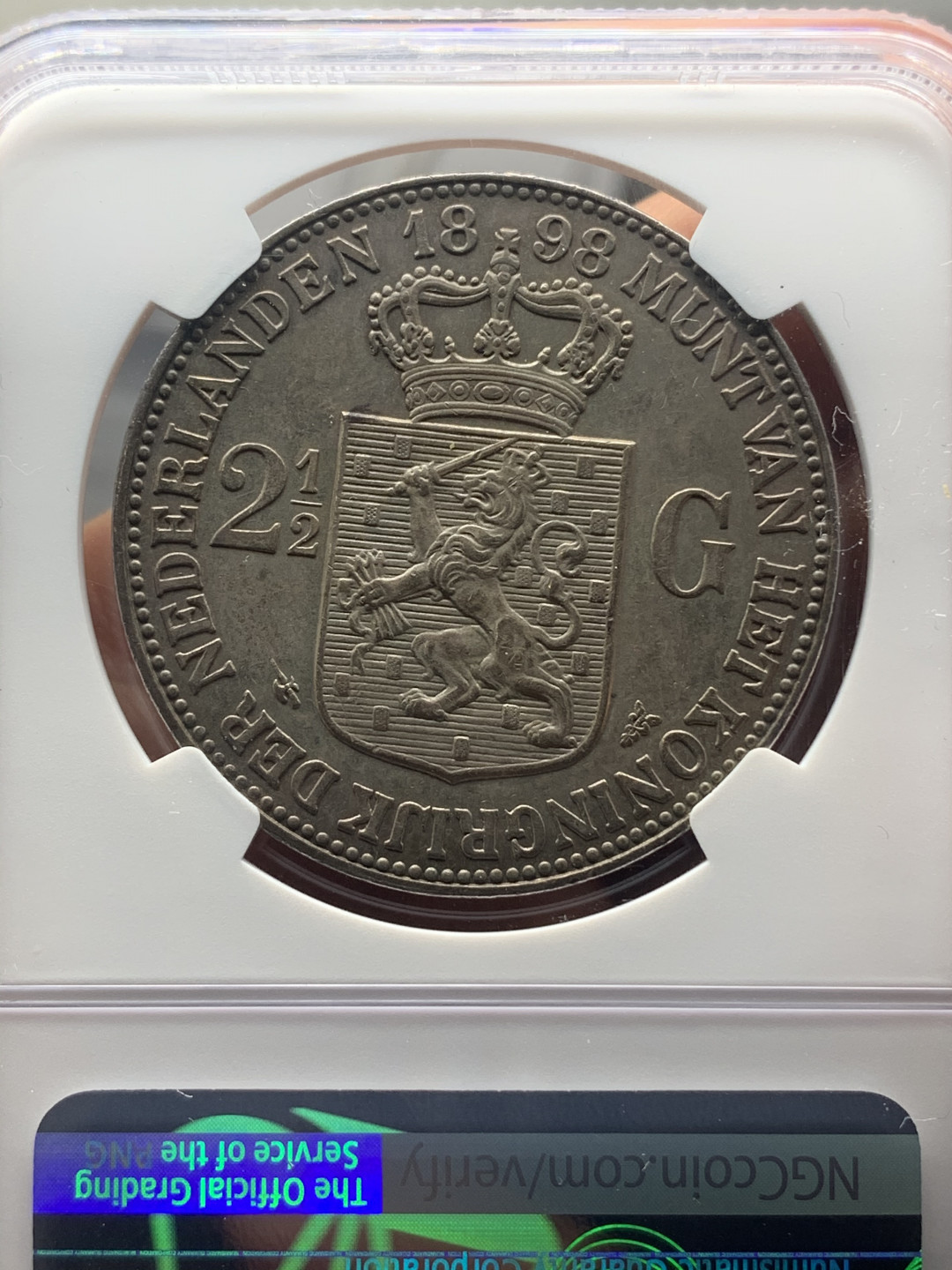 《竞宝斋》钱币微拍-第18场-本周日，周一2场连拍（全场顺丰包邮） NGC 评级 深包浆 1898荷兰威尔明娜2.5盾大银单年版 长的MS的状态 确给了AU