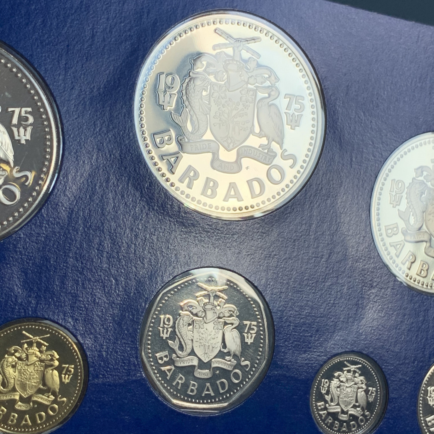 《竞宝斋》钱币微拍-第18场-本周日，周一2场连拍（全场顺丰包邮） 巴巴多斯 1975年 8枚装套币 两枚银币 银币合计69克  0.925银  31.10克和37.90克  盒证全，无破损