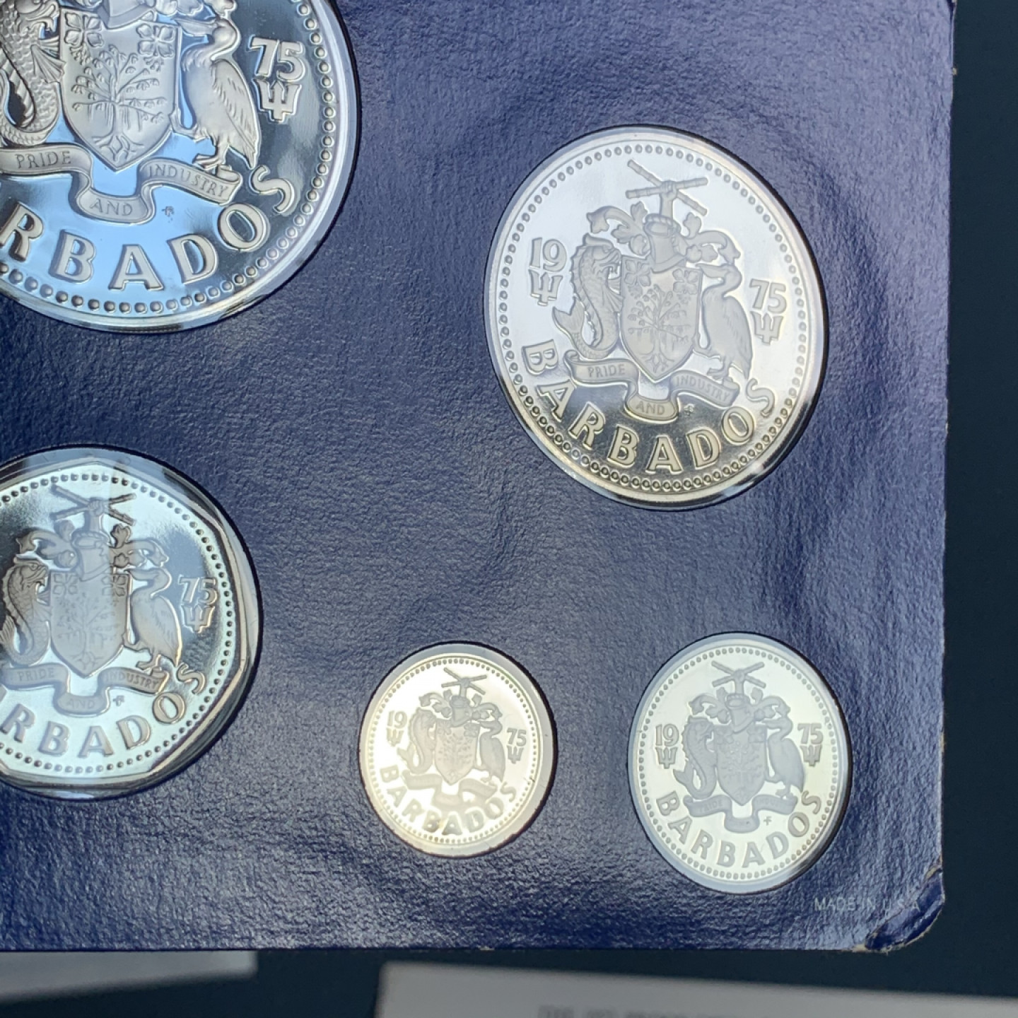 《竞宝斋》钱币微拍-第18场-本周日，周一2场连拍（全场顺丰包邮） 巴巴多斯 1975年 8枚装套币 两枚银币 银币合计69克  0.925银  31.10克和37.90克  盒证全，无破损