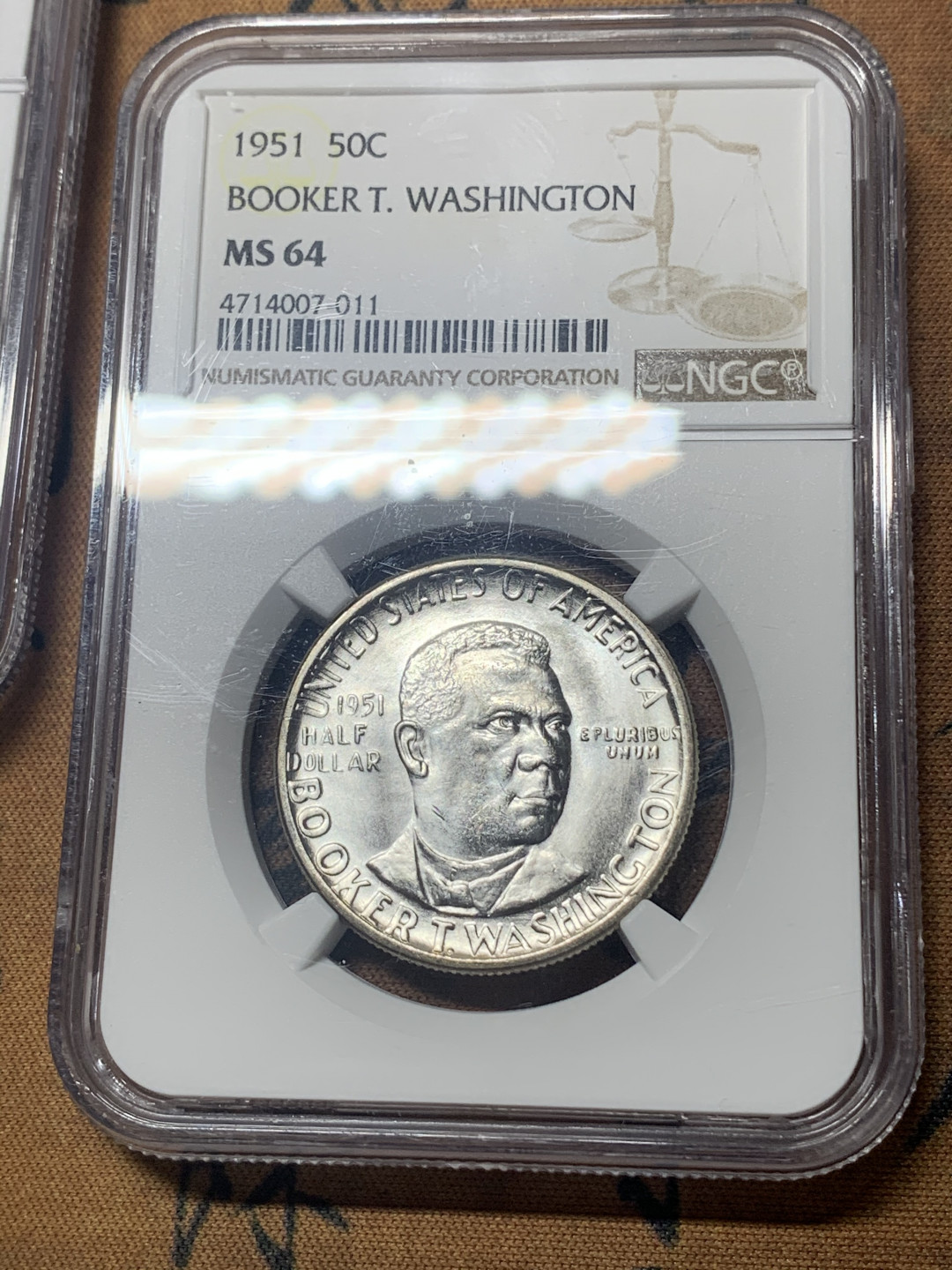 《竞宝斋》钱币微拍-第18场-本周日，周一2场连拍（全场顺丰包邮） NGC-MS64 （一对一起）美国 1951年 华盛顿半美元纪念币 卷首卷尾黑包浆