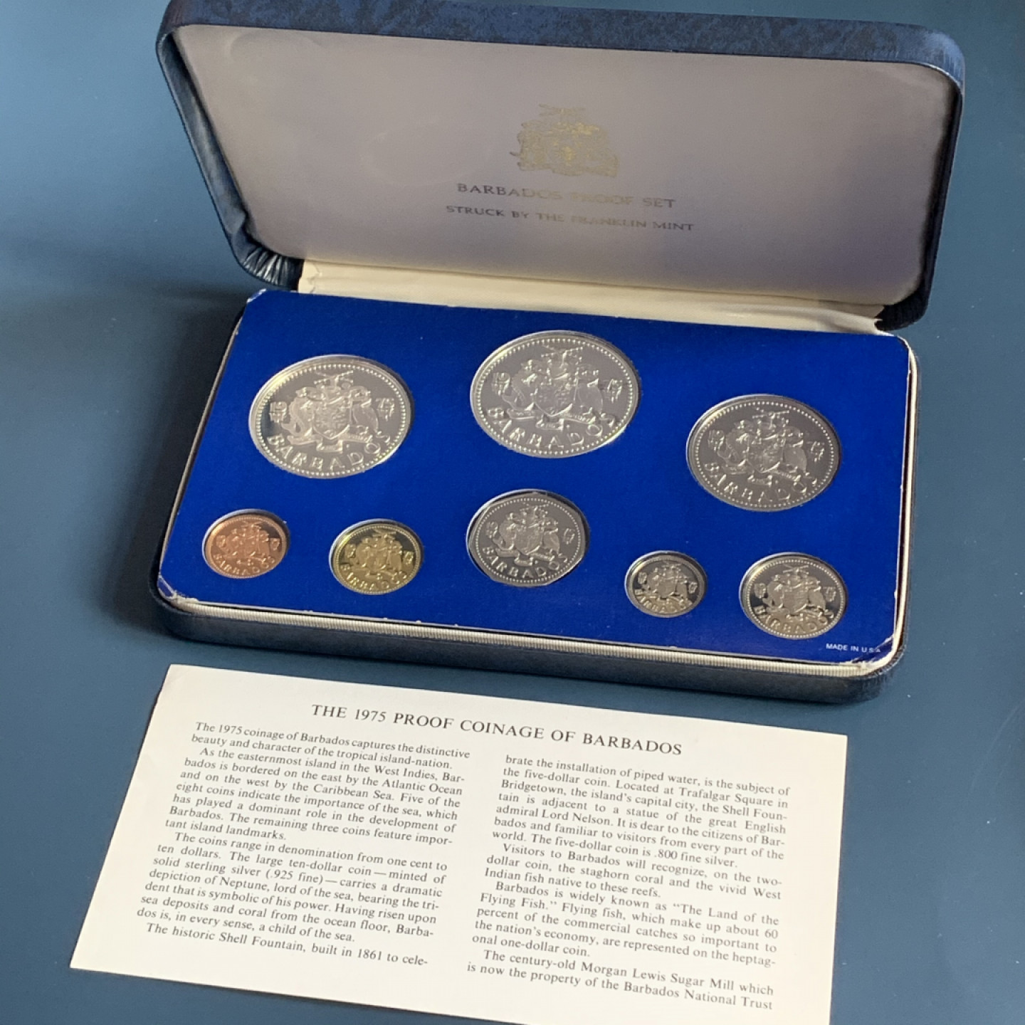 《竞宝斋》钱币微拍-第18场-本周日，周一2场连拍（全场顺丰包邮） 巴巴多斯 1975年 8枚装套币 两枚银币 银币合计69克  0.925银  31.10克和37.90克  盒证全，无破损