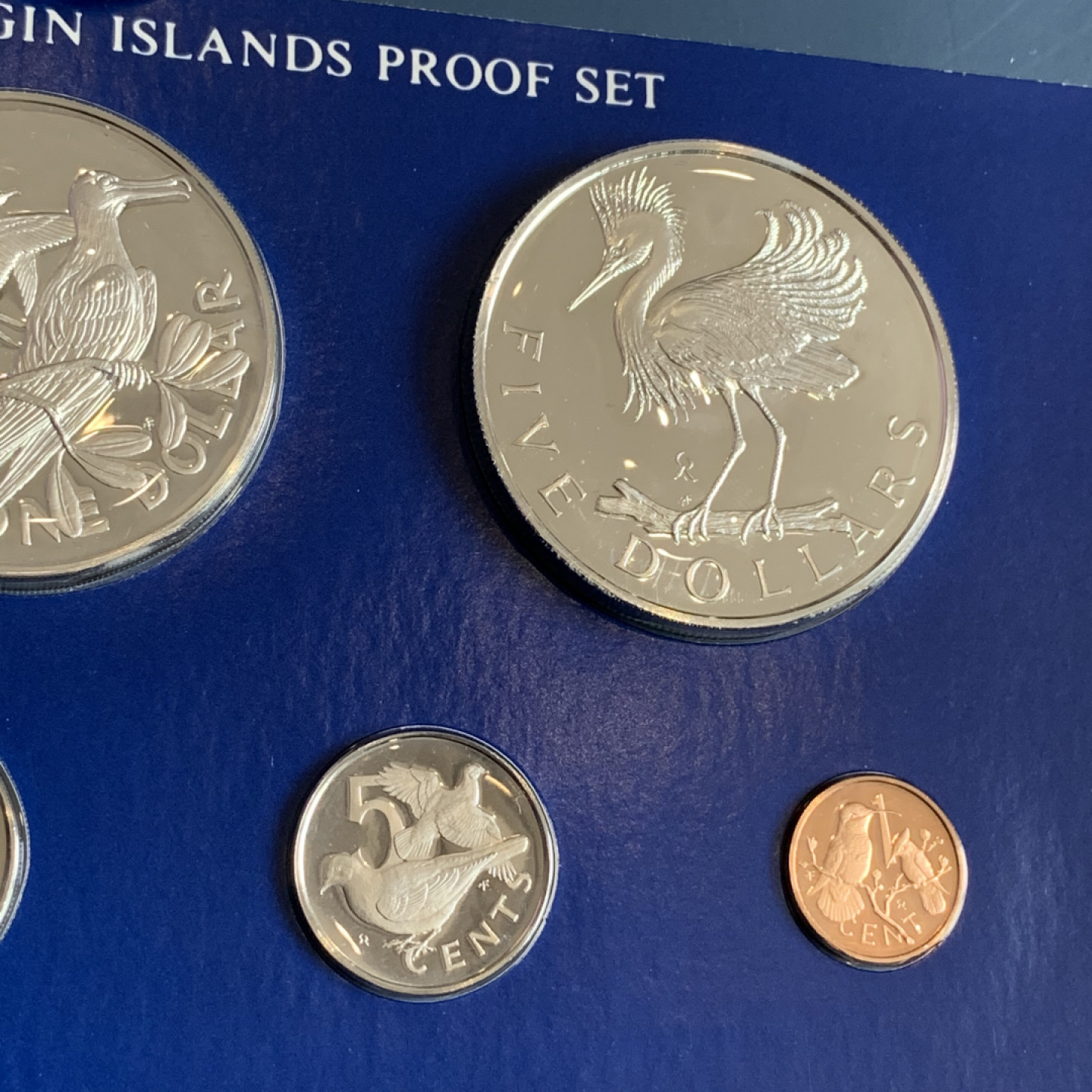 《竞宝斋》钱币微拍-第18场-本周日，周一2场连拍（全场顺丰包邮） 维尔京 1979年 7枚装 套币 三枚银币 银币82.92克 0.925银 16.72克 25.70克和40.50克 盒证全，无破损