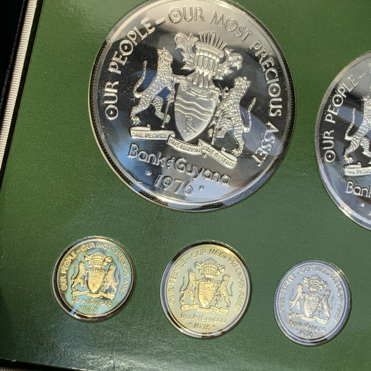 《竞宝斋》钱币微拍-第18场-本周日，周一2场连拍（全场顺丰包邮） 圭亚那 1976年 8枚装套币 两枚银币 银币80.53克  0.925银 37.3克和43.23克  盒证全，无破损