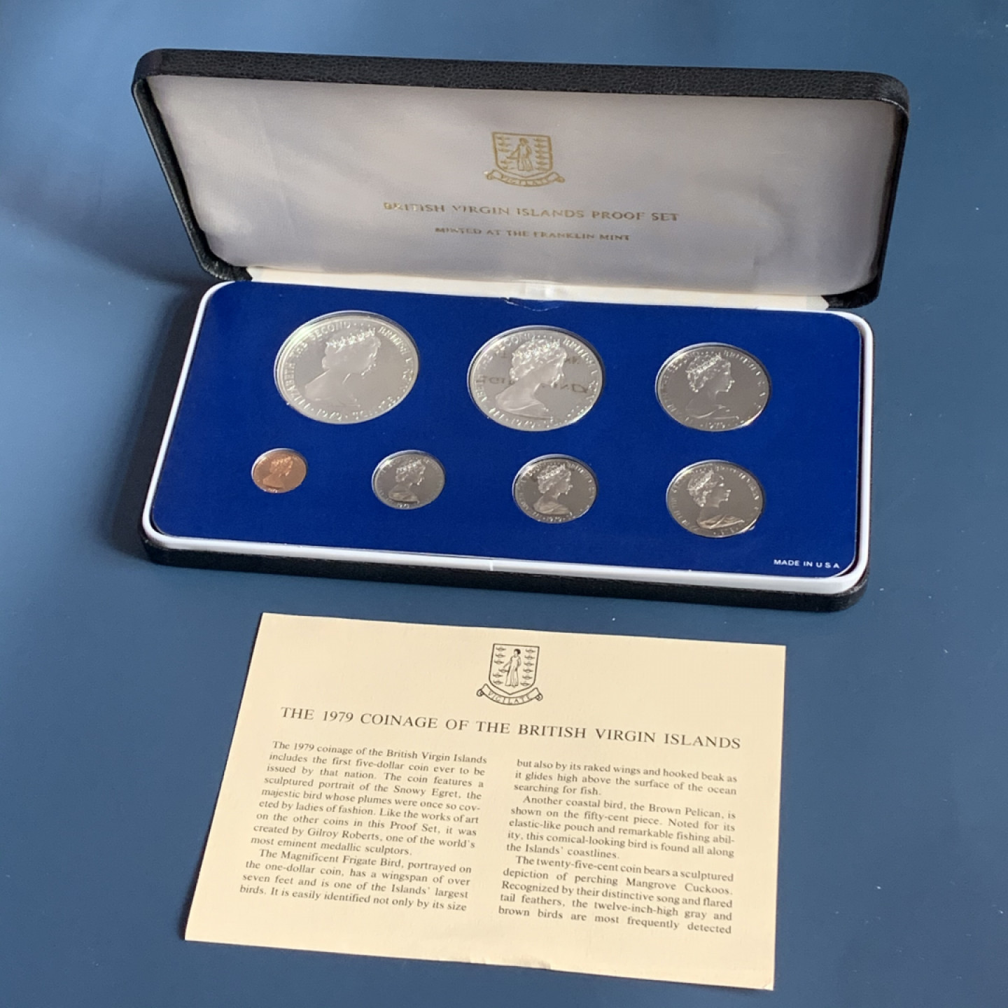 《竞宝斋》钱币微拍-第18场-本周日，周一2场连拍（全场顺丰包邮） 维尔京 1979年 7枚装 套币 三枚银币 银币82.92克 0.925银 16.72克 25.70克和40.50克 盒证全，无破损